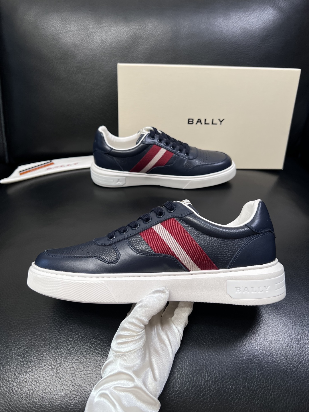BALLY  高品质  顶级工艺品  巴利 专柜同原厂配置 ，鞋面意大利进口牛皮面料，进口水染牛皮里垫 