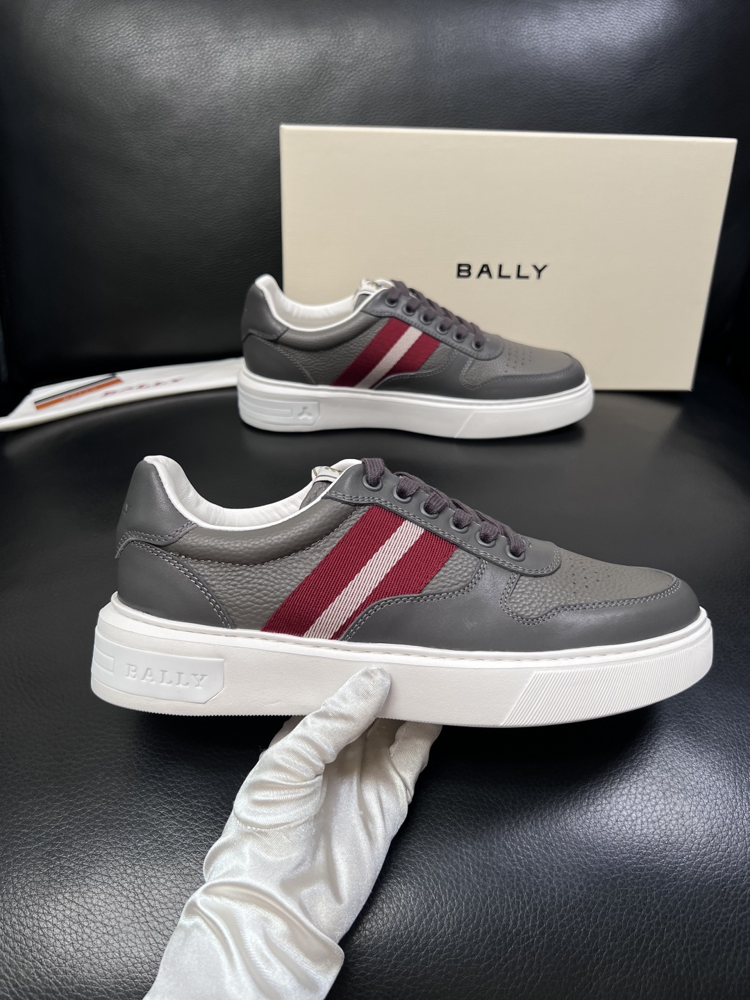 BALLY  高品质  顶级工艺品  巴利 专柜同原厂配置 ，鞋面意大利进口牛皮面料，进口水染牛皮里垫 