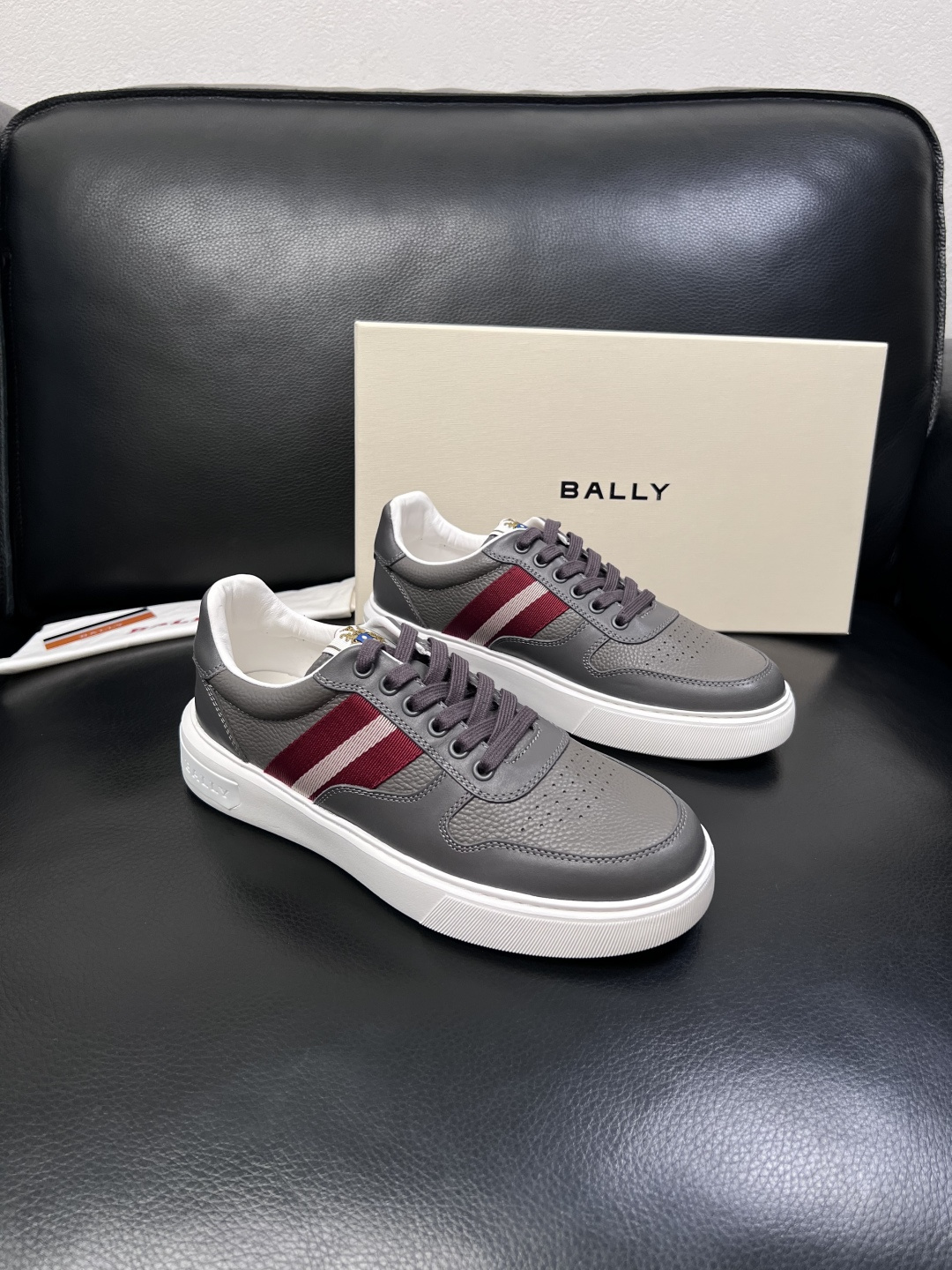 NO:833812,BALLY high-quality top crafts Bally counter has the same configuration as the original factory, uppers are imported cowhide fabrics from Italy, imported water-dyed cowhide linings, soles are specially provided by the original factory, exclusive movable molded soles are super comfortable, original factory orders, welcome to compare, code number 38-44 (order 45 46), bally, cowhide19860909BALLY 高品质 顶级工艺品 巴利 专柜同原厂配置 ,鞋面意大利进口牛皮面料,进口水染牛皮里垫 ,鞋底原厂特供原版底,独家活动成型底超级舒适,原厂跟单货,欢迎对比,码数 38-44（订 45 46）,,bally,cowhide,Men's shoes