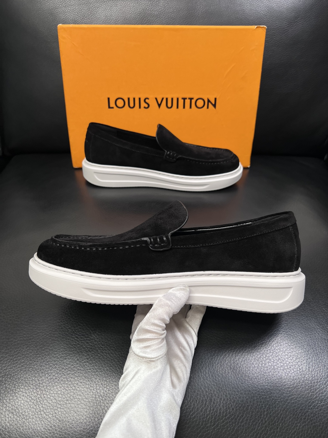 Lv  高品质  顶级工艺品  路易威登，运动板鞋专柜同步，鞋面意大利进口，高品质拼接缤纷色彩复杂工艺品