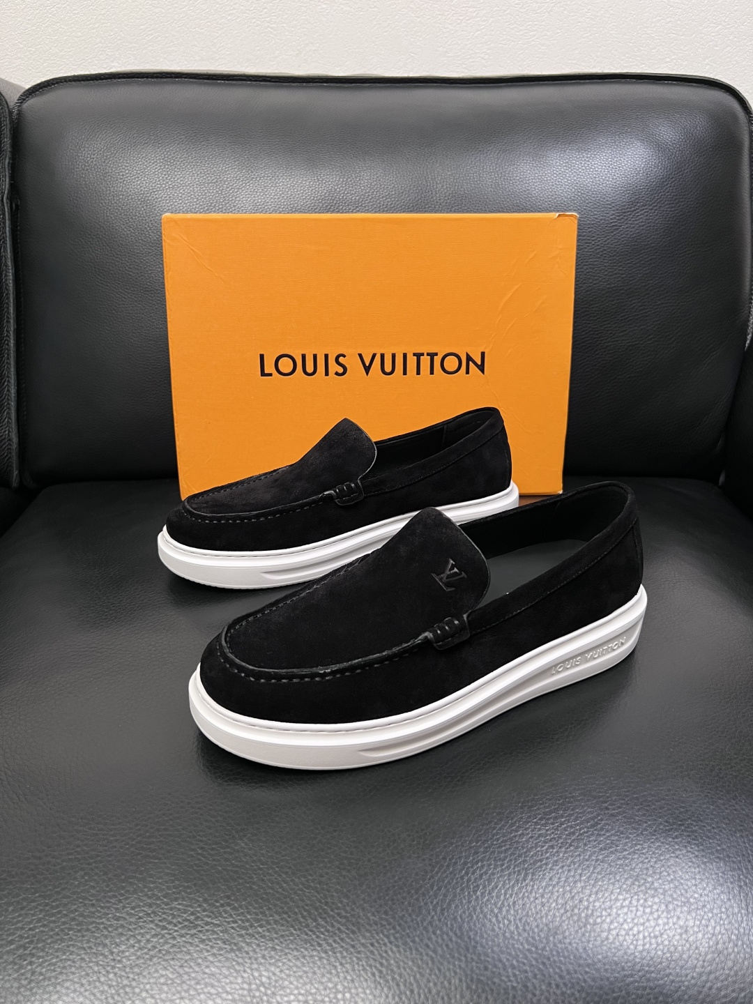 Lv  高品质  顶级工艺品  路易威登，运动板鞋专柜同步，鞋面意大利进口，高品质拼接缤纷色彩复杂工艺品