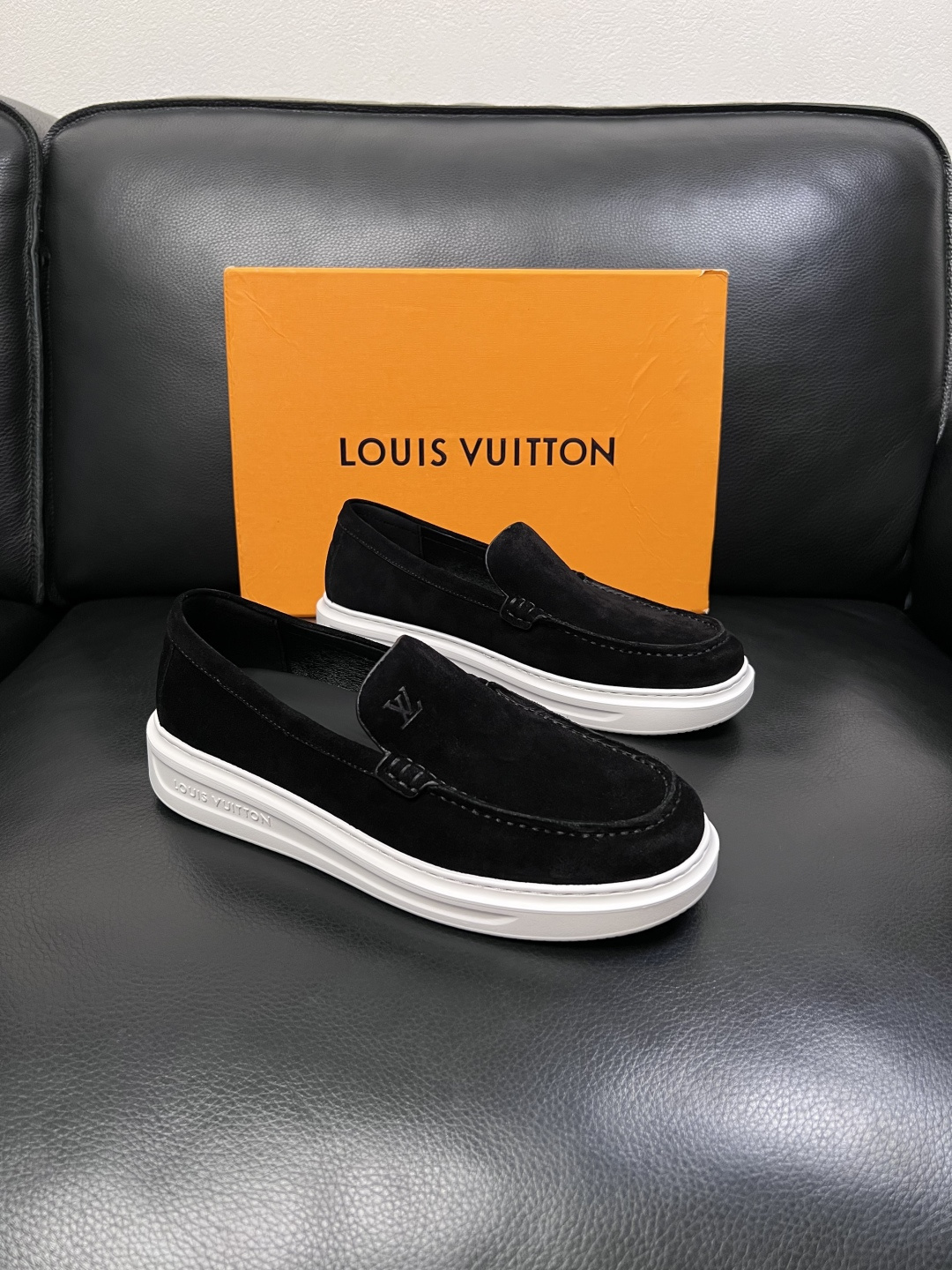 Lv  高品质  顶级工艺品  路易威登，运动板鞋专柜同步，鞋面意大利进口，高品质拼接缤纷色彩复杂工艺品