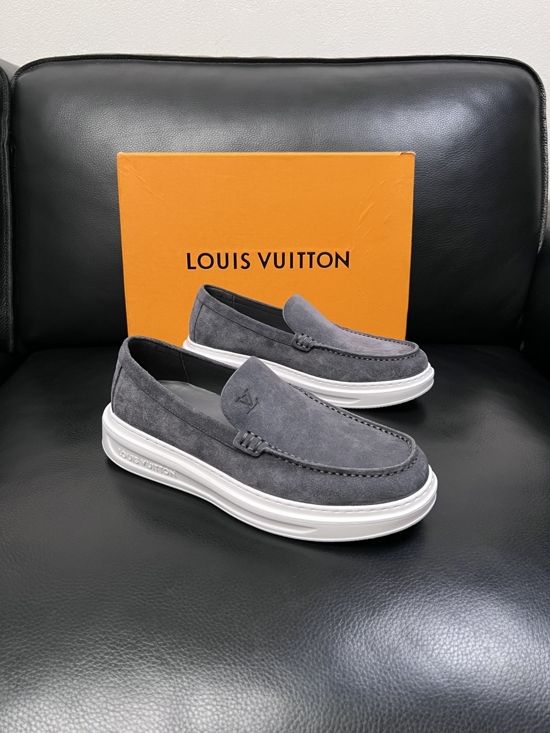 Lv  高品质  顶级工艺品  路易威登，运动板鞋专柜同步，鞋面意大利进口，高品质拼接缤纷色彩复杂工艺品