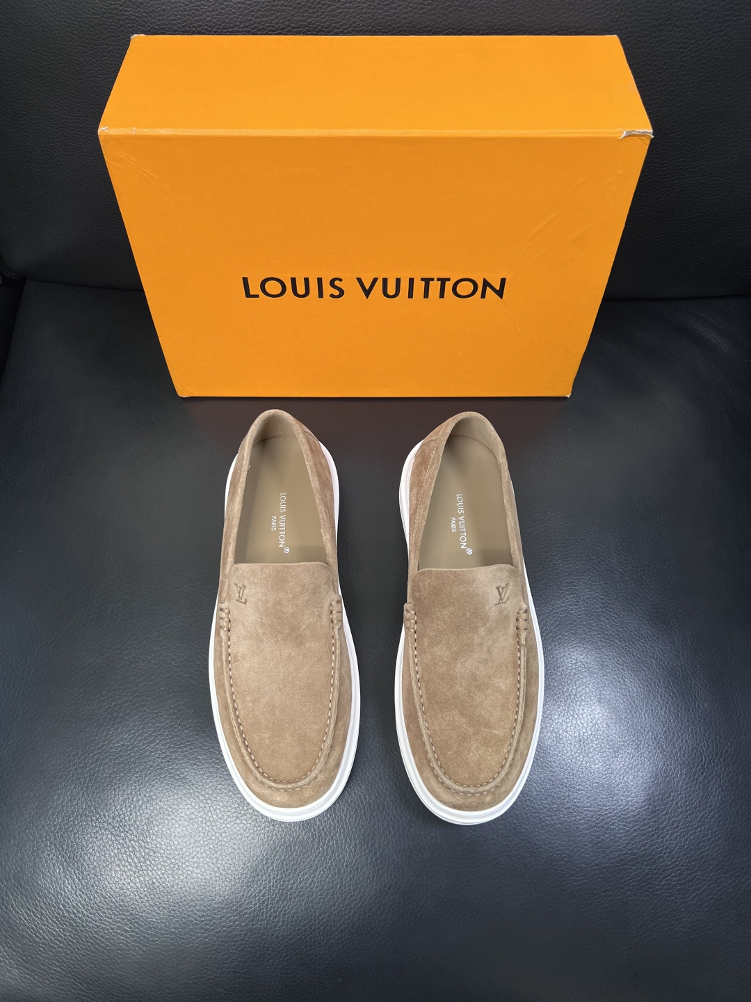 Lv  高品质  顶级工艺品  路易威登，运动板鞋专柜同步，鞋面意大利进口，高品质拼接缤纷色彩复杂工艺品