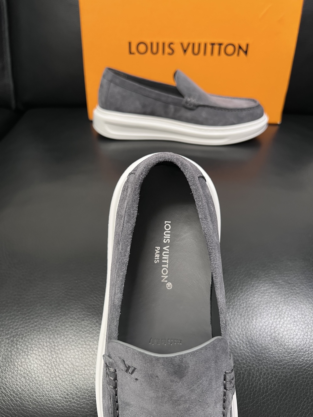 Lv  高品质  顶级工艺品  路易威登，运动板鞋专柜同步，鞋面意大利进口，高品质拼接缤纷色彩复杂工艺品