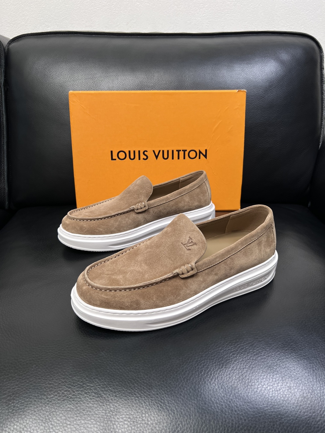 Lv  高品质  顶级工艺品  路易威登，运动板鞋专柜同步，鞋面意大利进口，高品质拼接缤纷色彩复杂工艺品