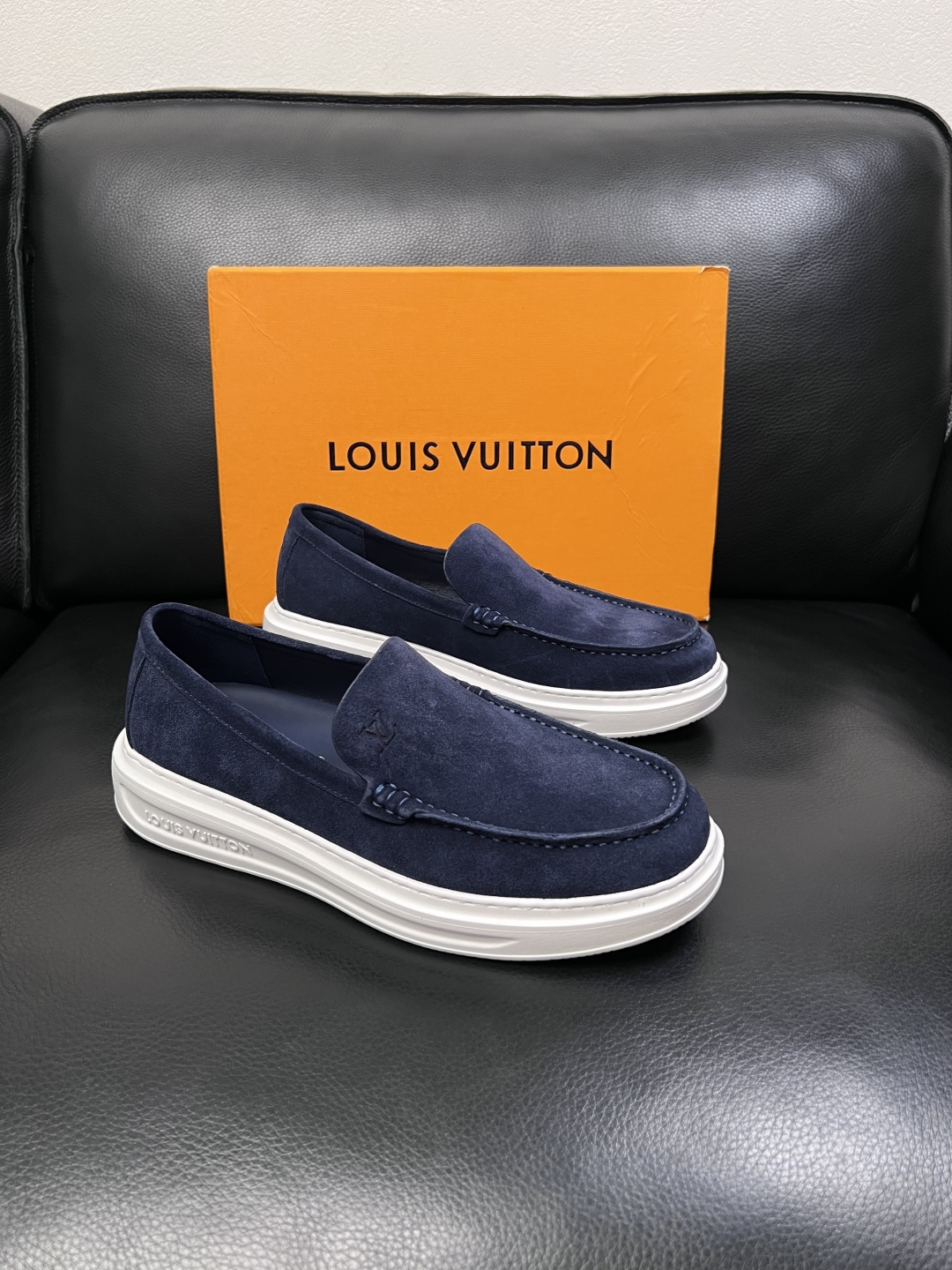 Lv  高品质  顶级工艺品  路易威登，运动板鞋专柜同步，鞋面意大利进口，高品质拼接缤纷色彩复杂工艺品