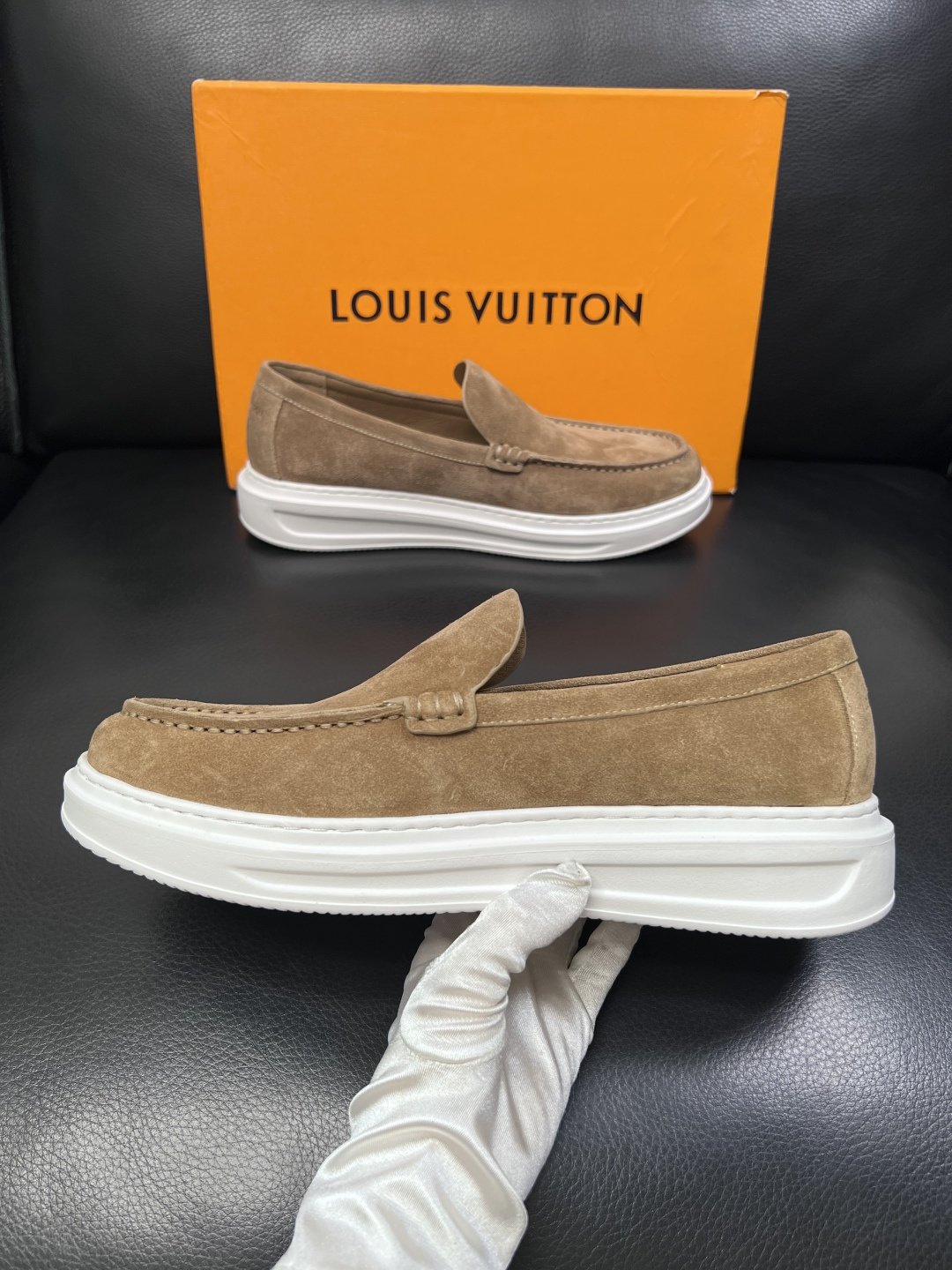 Lv  高品质  顶级工艺品  路易威登，运动板鞋专柜同步，鞋面意大利进口，高品质拼接缤纷色彩复杂工艺品
