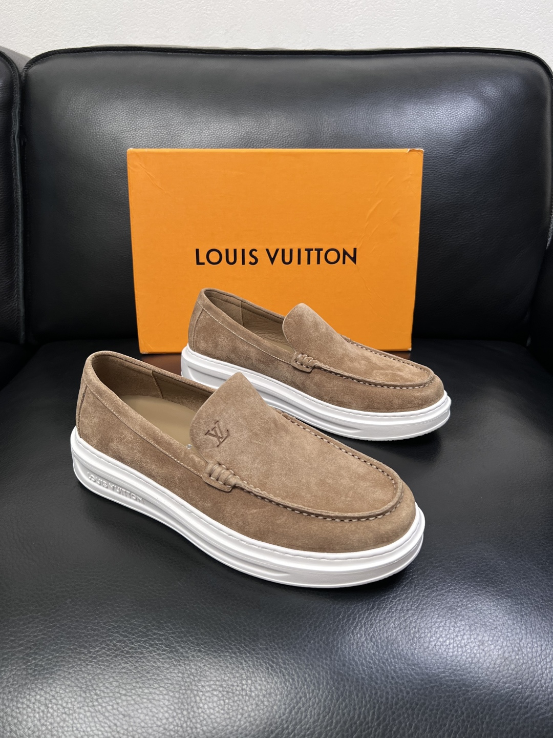 Lv  高品质  顶级工艺品  路易威登，运动板鞋专柜同步，鞋面意大利进口，高品质拼接缤纷色彩复杂工艺品
