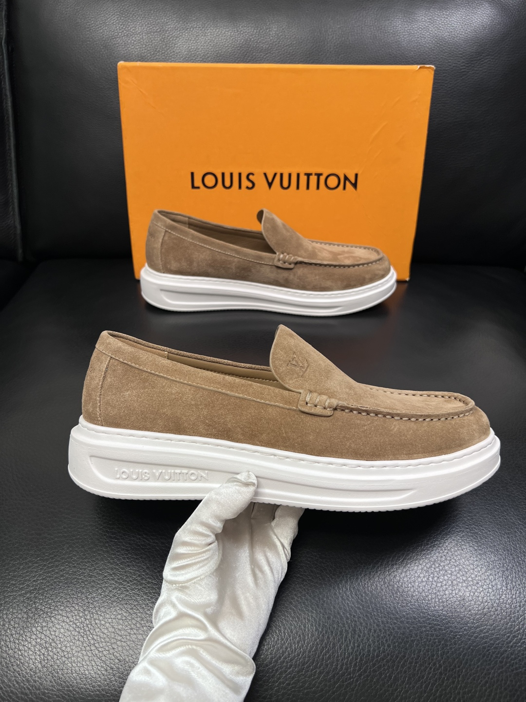 Lv  高品质  顶级工艺品  路易威登，运动板鞋专柜同步，鞋面意大利进口，高品质拼接缤纷色彩复杂工艺品