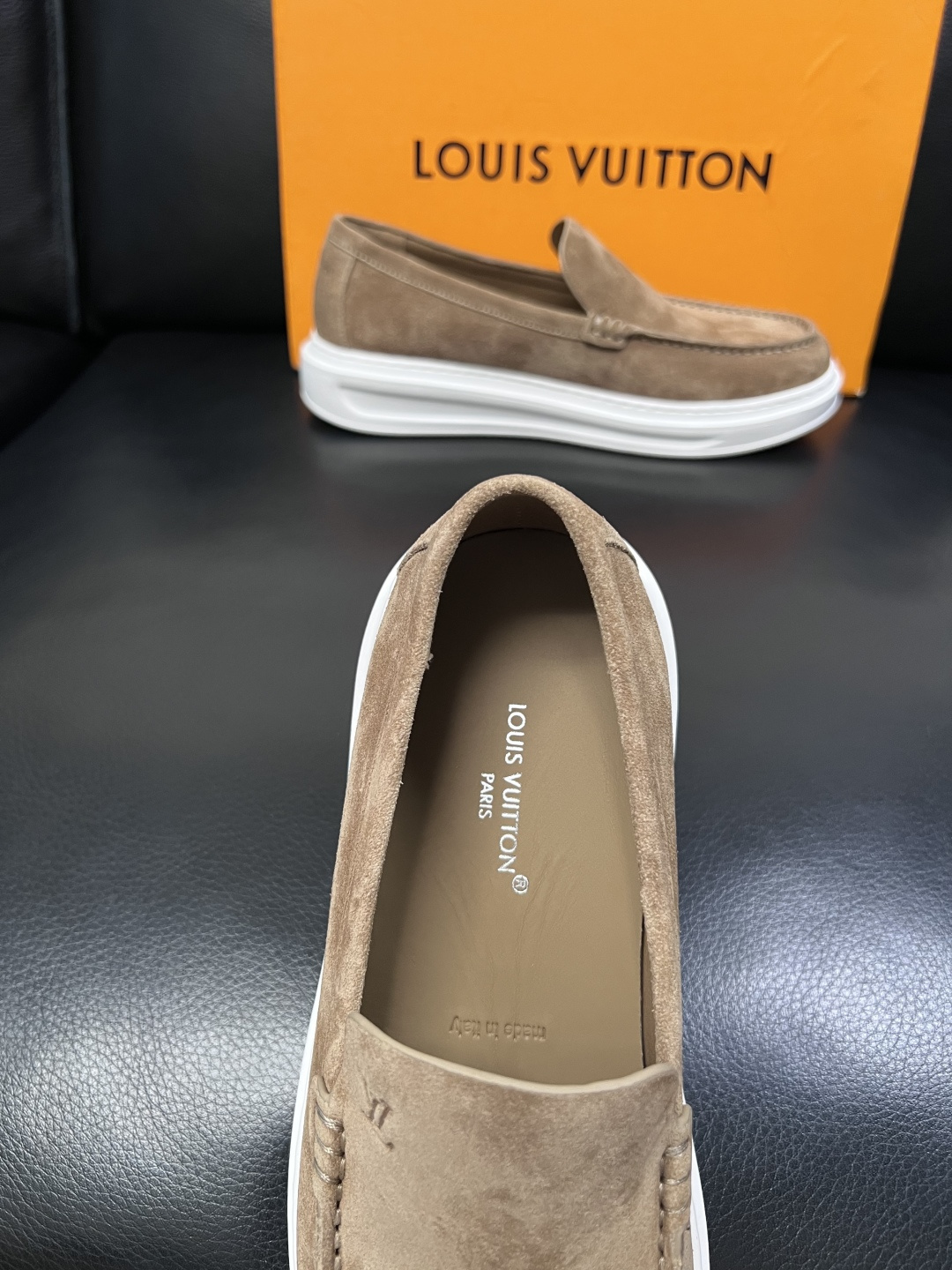 Lv  高品质  顶级工艺品  路易威登，运动板鞋专柜同步，鞋面意大利进口，高品质拼接缤纷色彩复杂工艺品