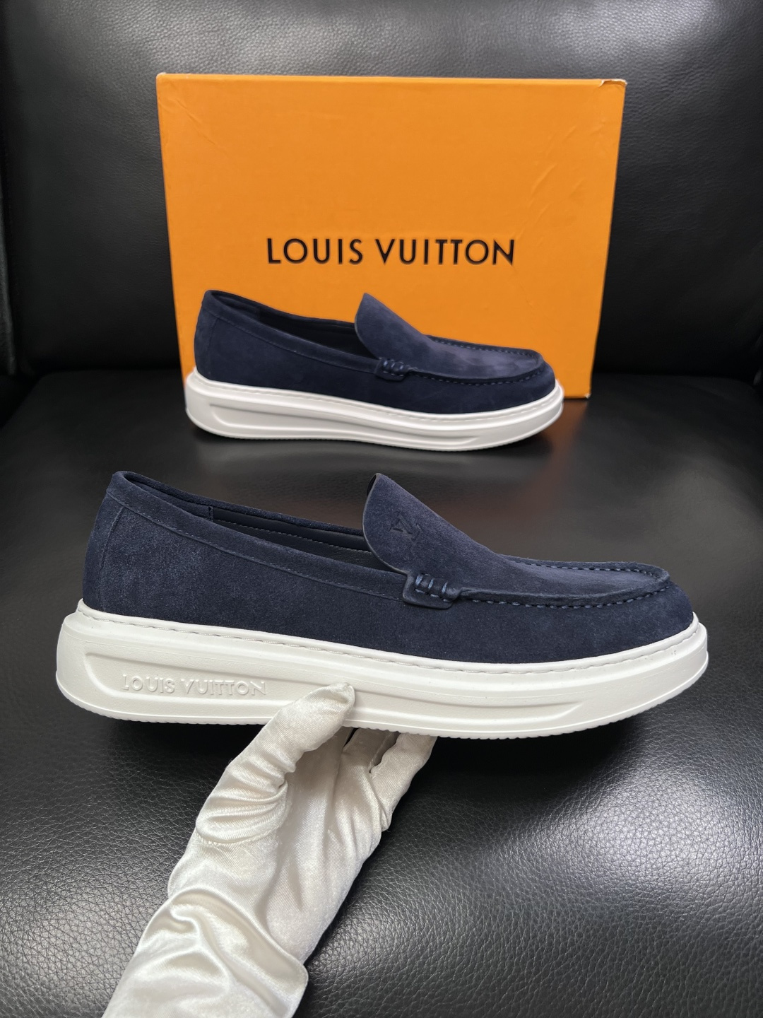 Lv  高品质  顶级工艺品  路易威登，运动板鞋专柜同步，鞋面意大利进口，高品质拼接缤纷色彩复杂工艺品