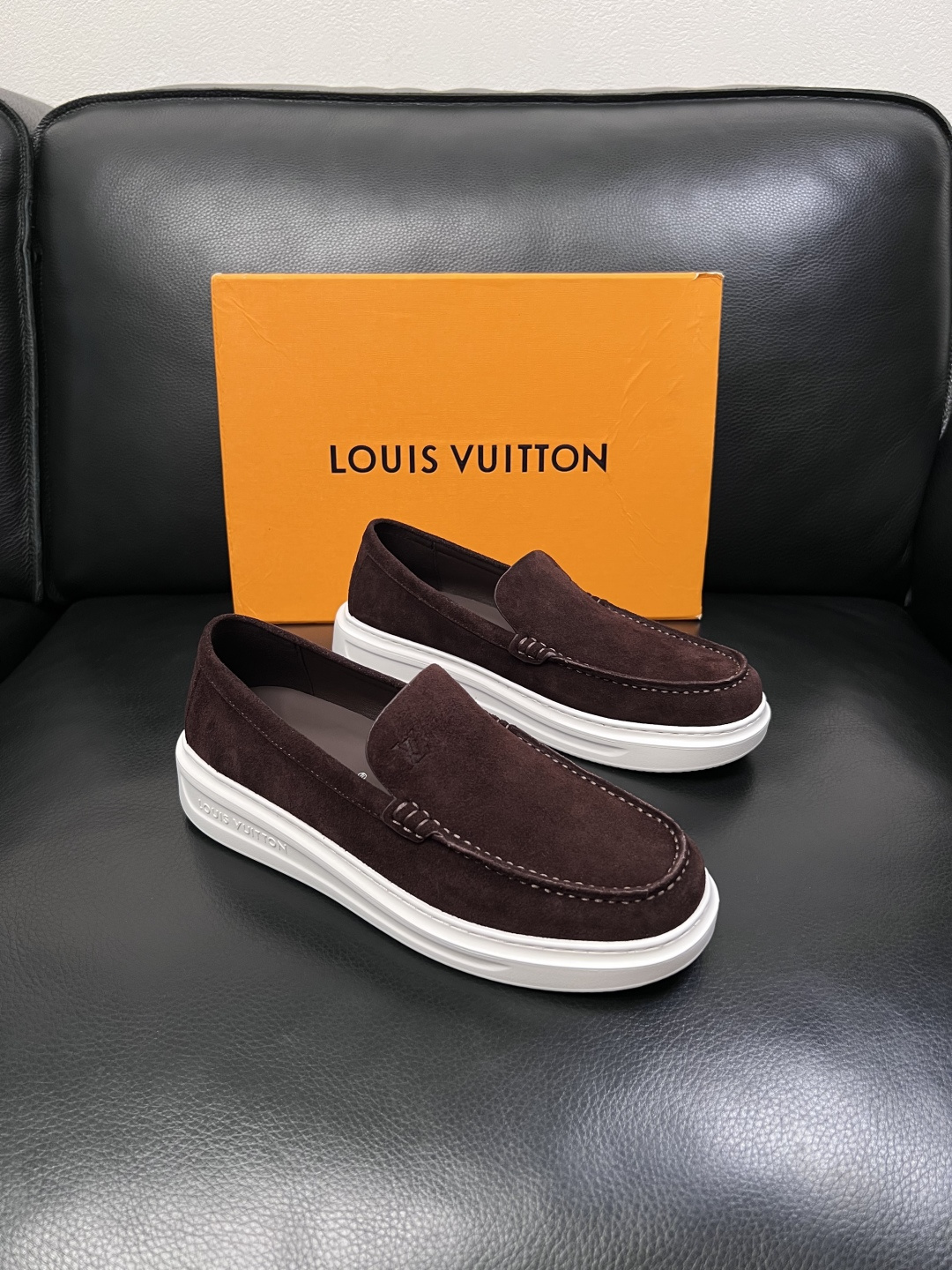 Lv  高品质  顶级工艺品  路易威登，运动板鞋专柜同步，鞋面意大利进口，高品质拼接缤纷色彩复杂工艺品