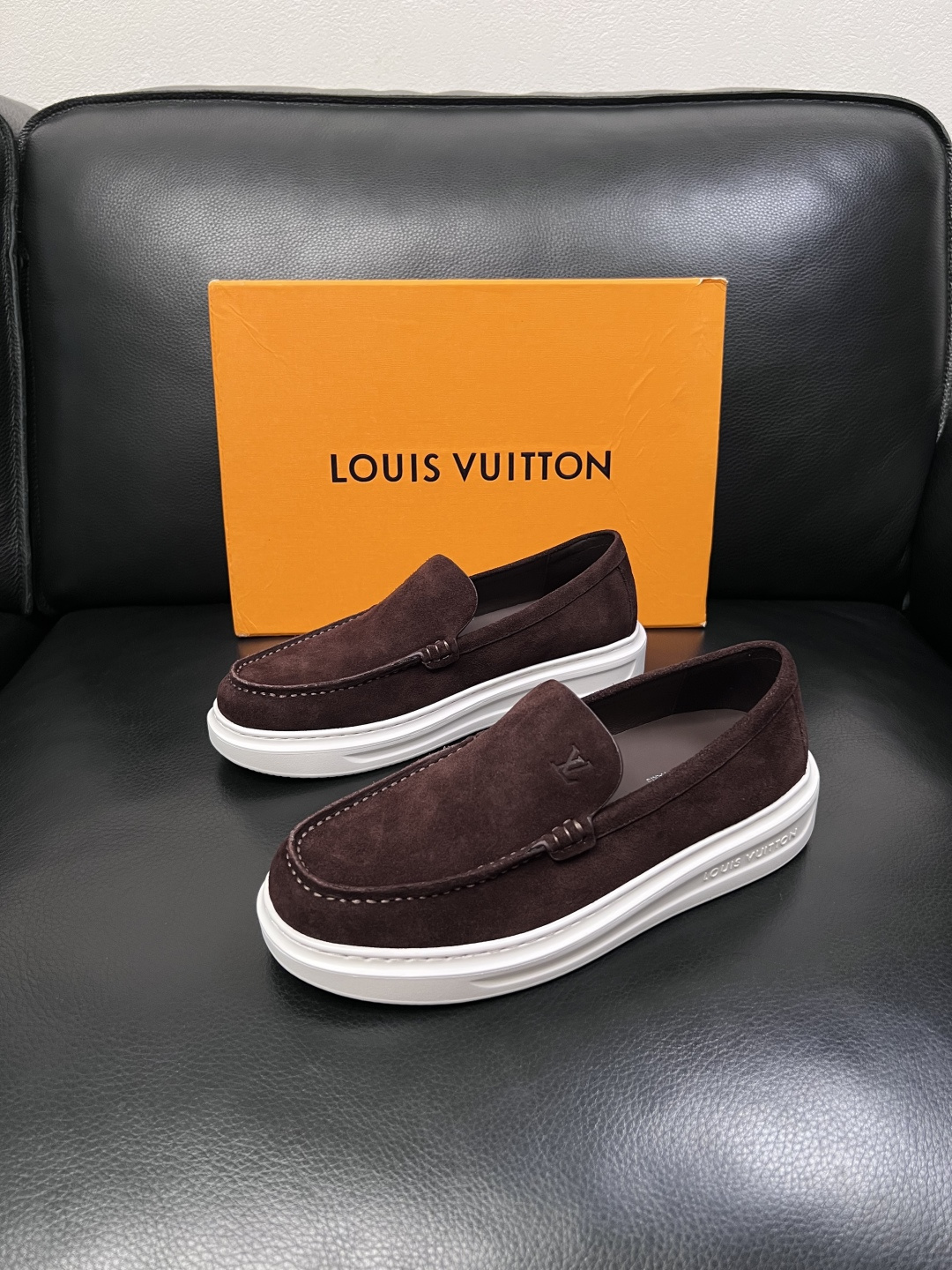 Lv  高品质  顶级工艺品  路易威登，运动板鞋专柜同步，鞋面意大利进口，高品质拼接缤纷色彩复杂工艺品
