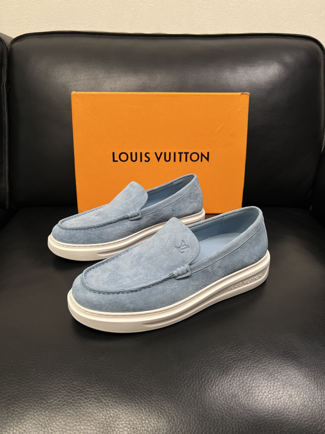 Lv  高品质  顶级工艺品  路易威登，运动板鞋专柜同步，鞋面意大利进口，高品质拼接缤纷色彩复杂工艺品