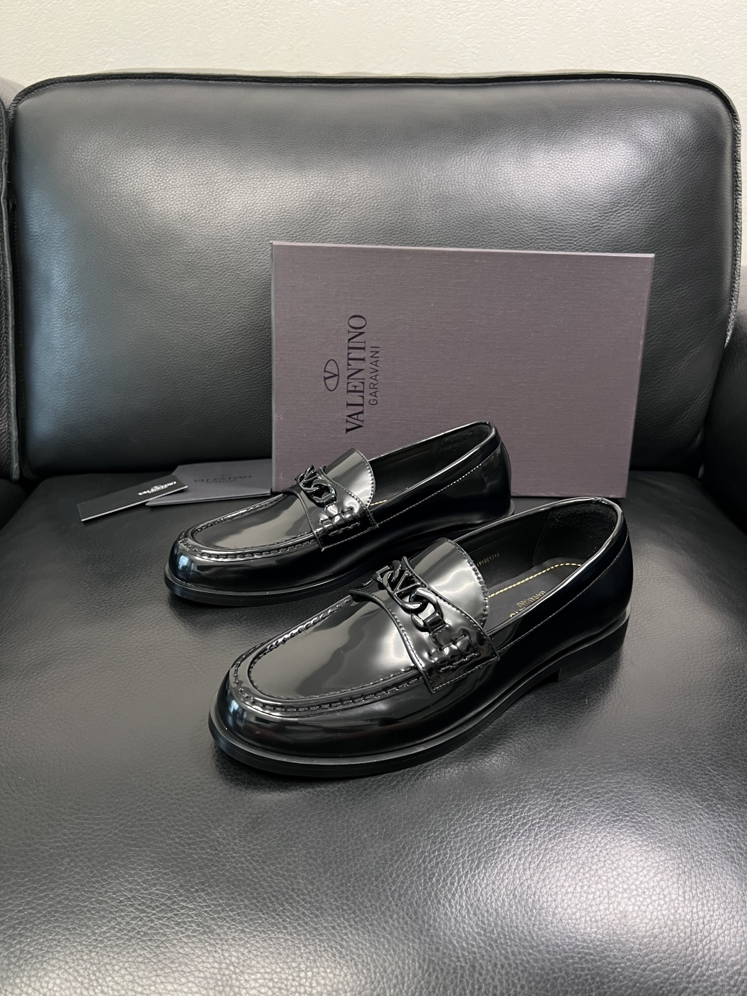 VALENTINO  高品质  顶级工艺品  华伦天奴，皮鞋专柜同步，鞋面意大利进口，高品质复杂工艺品，