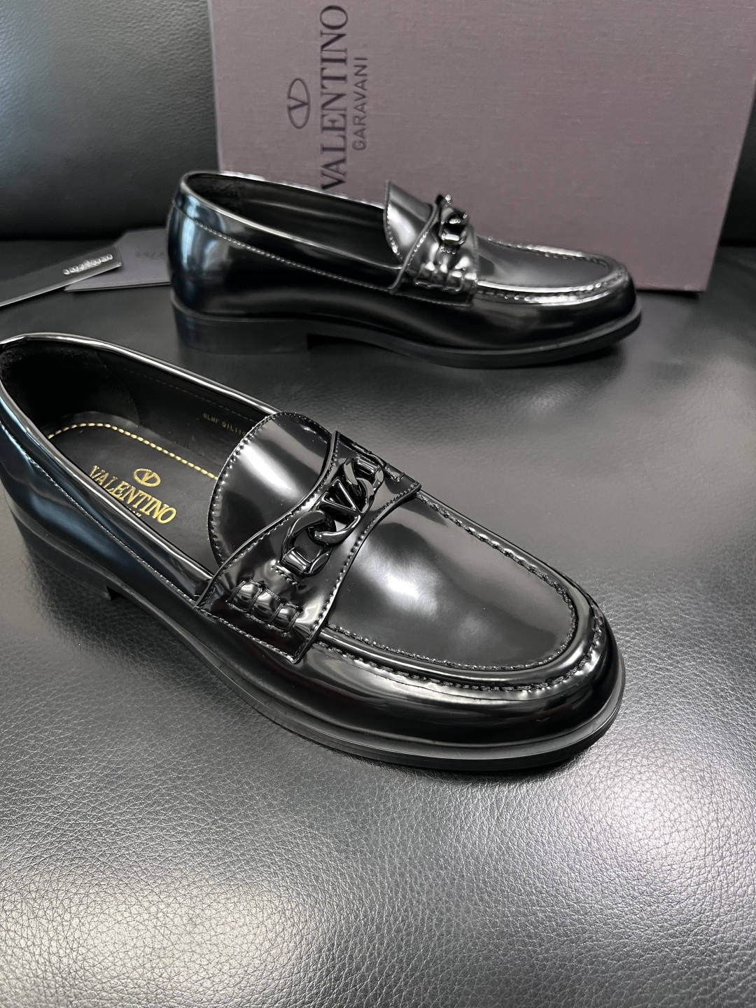 VALENTINO  高品质  顶级工艺品  华伦天奴，皮鞋专柜同步，鞋面意大利进口，高品质复杂工艺品，