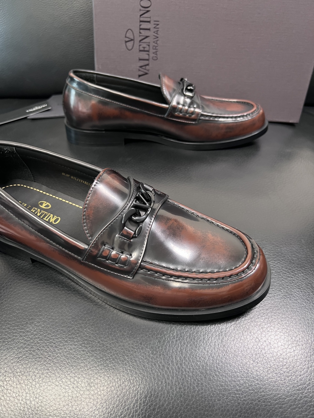 VALENTINO  高品质  顶级工艺品  华伦天奴，皮鞋专柜同步，鞋面意大利进口，高品质复杂工艺品，