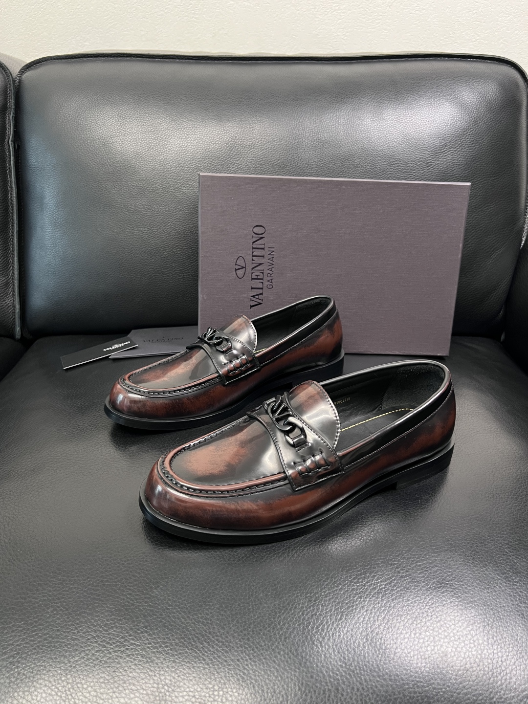 VALENTINO  高品质  顶级工艺品  华伦天奴，皮鞋专柜同步，鞋面意大利进口，高品质复杂工艺品，