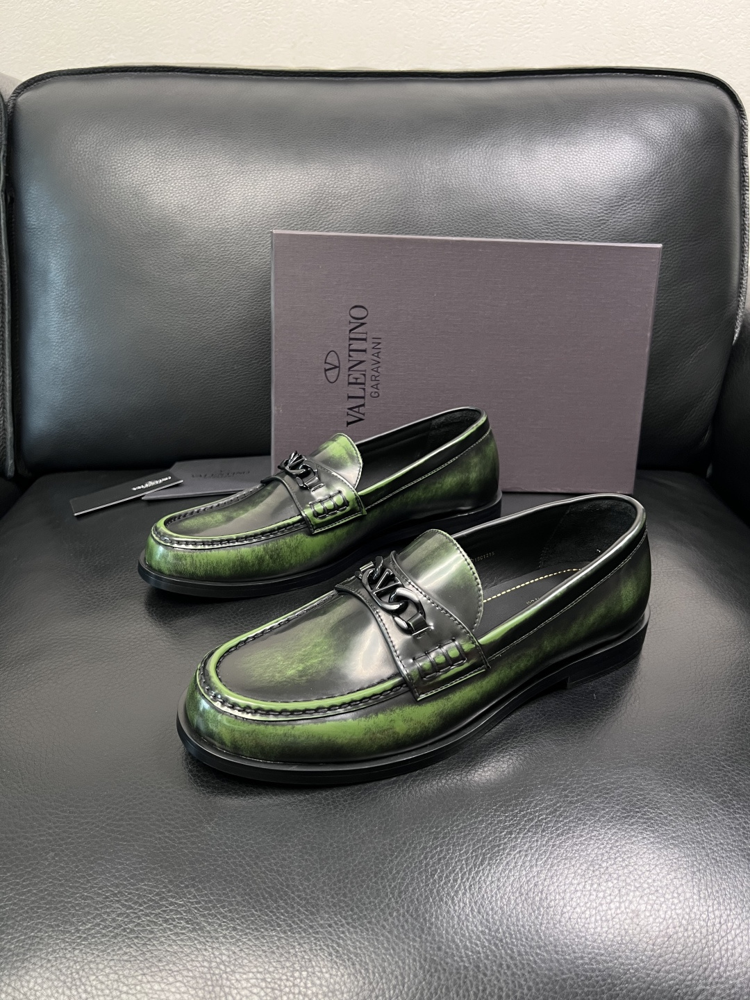 VALENTINO  高品质  顶级工艺品  华伦天奴，皮鞋专柜同步，鞋面意大利进口，高品质复杂工艺品，