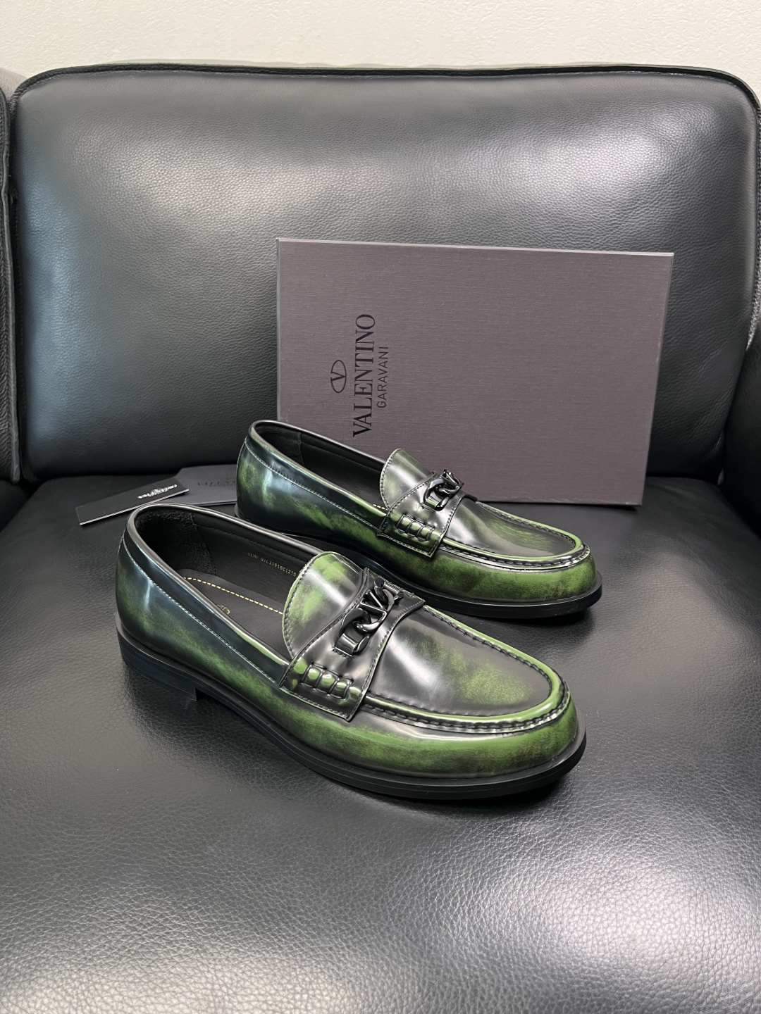 VALENTINO  高品质  顶级工艺品  华伦天奴，皮鞋专柜同步，鞋面意大利进口，高品质复杂工艺品，