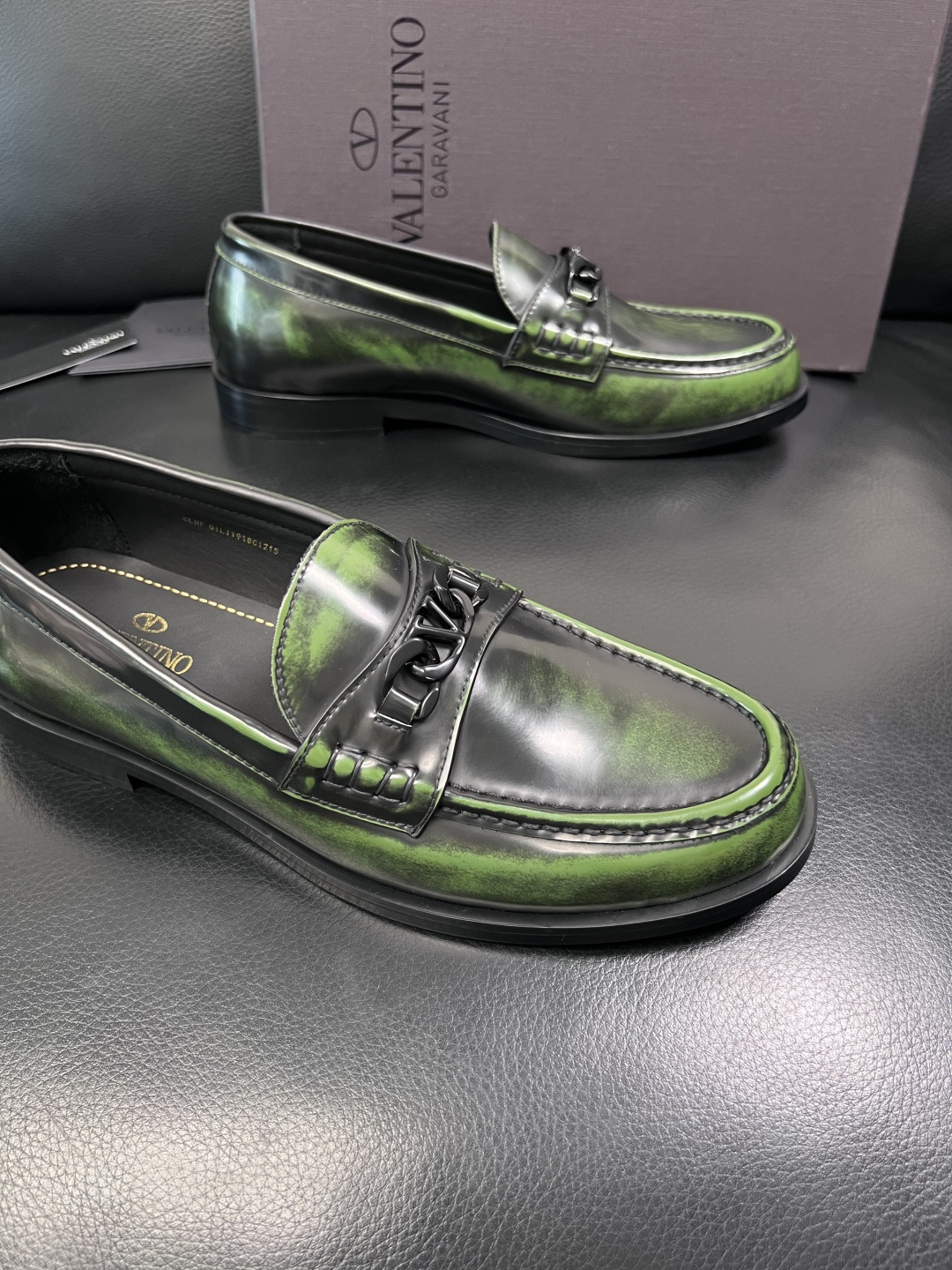 VALENTINO  高品质  顶级工艺品  华伦天奴，皮鞋专柜同步，鞋面意大利进口，高品质复杂工艺品，