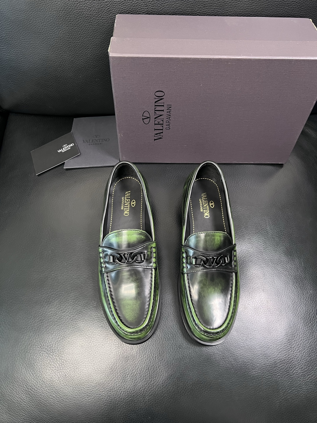 VALENTINO  高品质  顶级工艺品  华伦天奴，皮鞋专柜同步，鞋面意大利进口，高品质复杂工艺品，