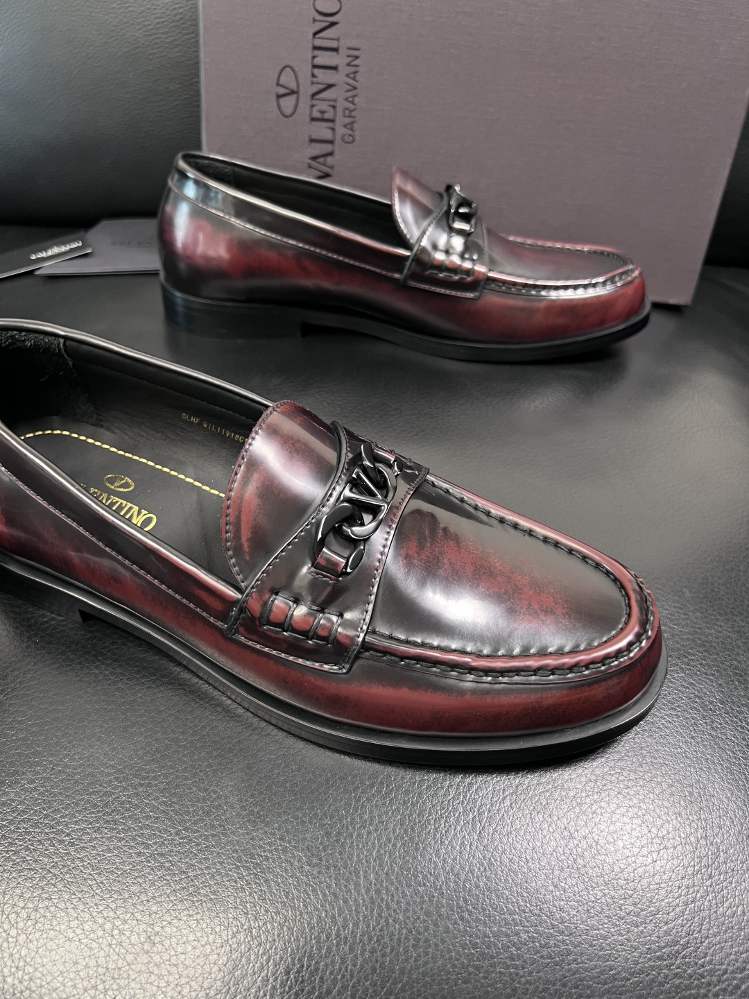 VALENTINO  高品质  顶级工艺品  华伦天奴，皮鞋专柜同步，鞋面意大利进口，高品质复杂工艺品，
