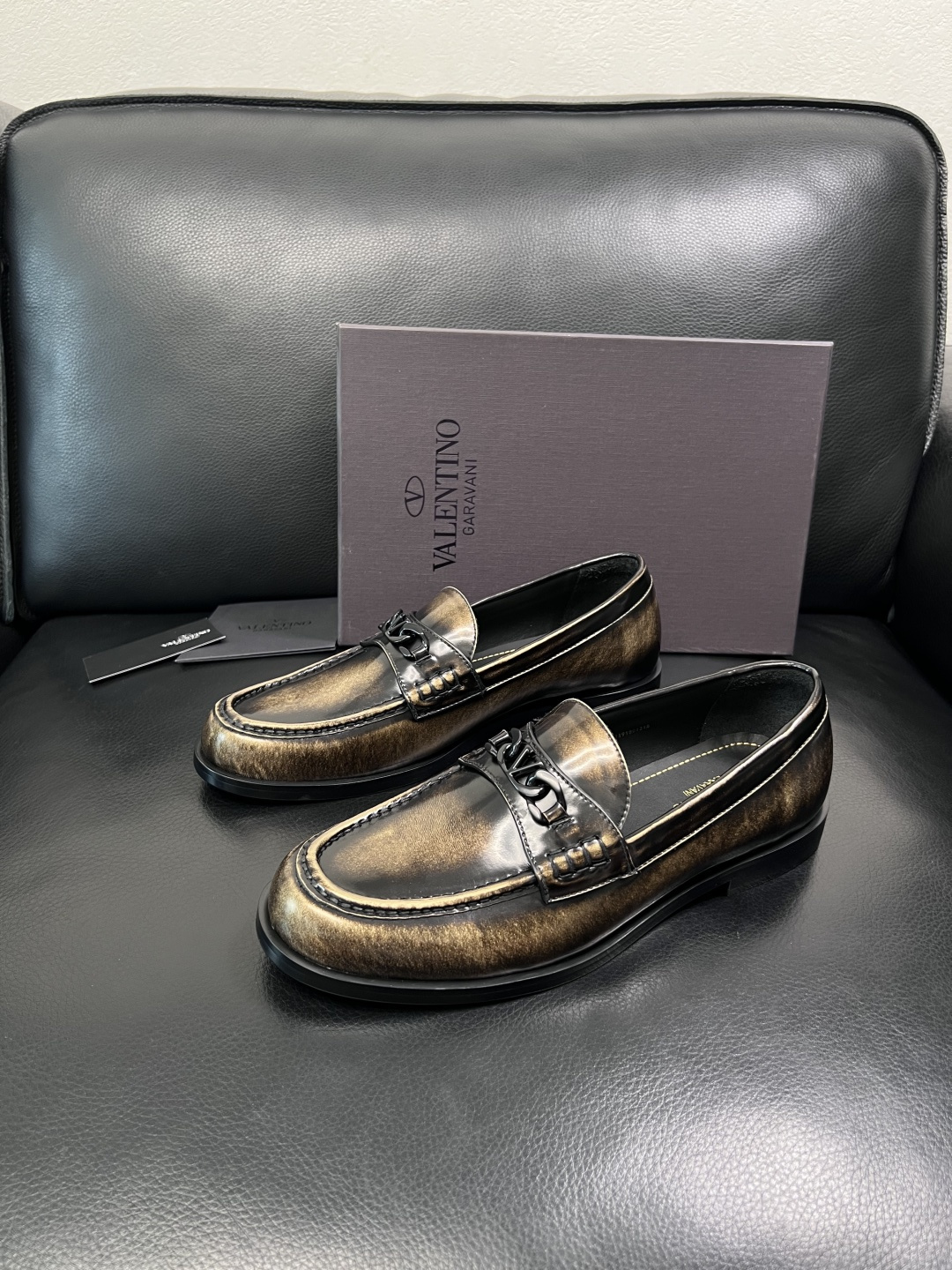 VALENTINO  高品质  顶级工艺品  华伦天奴，皮鞋专柜同步，鞋面意大利进口，高品质复杂工艺品，