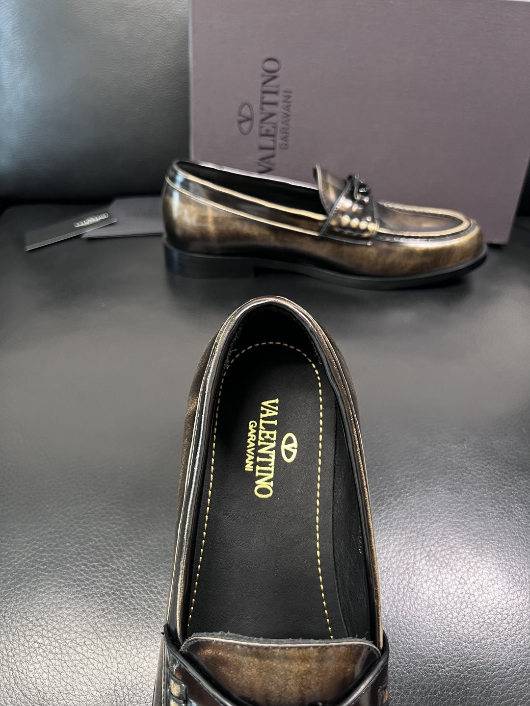 VALENTINO  高品质  顶级工艺品  华伦天奴，皮鞋专柜同步，鞋面意大利进口，高品质复杂工艺品，