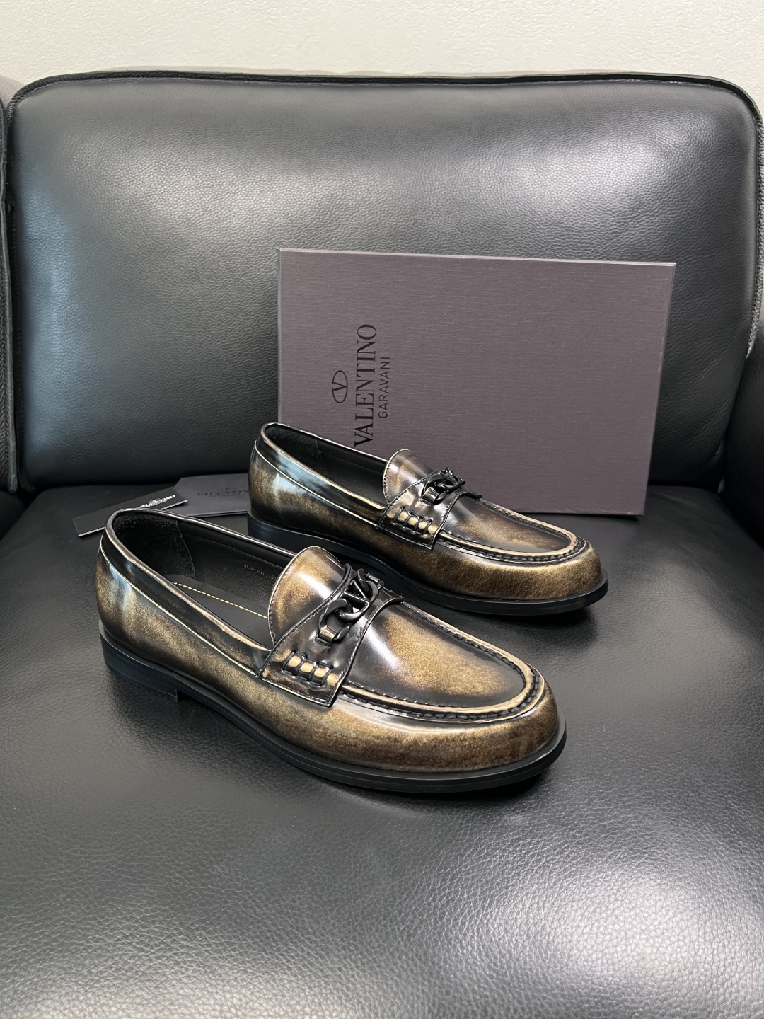 VALENTINO  高品质  顶级工艺品  华伦天奴，皮鞋专柜同步，鞋面意大利进口，高品质复杂工艺品，