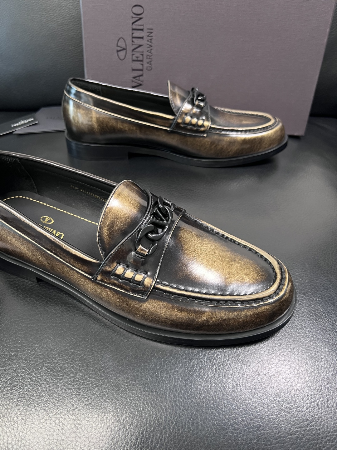 VALENTINO  高品质  顶级工艺品  华伦天奴，皮鞋专柜同步，鞋面意大利进口，高品质复杂工艺品，