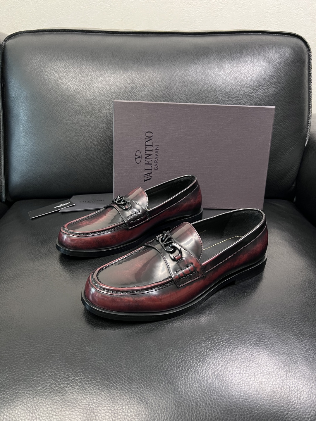 VALENTINO  高品质  顶级工艺品  华伦天奴，皮鞋专柜同步，鞋面意大利进口，高品质复杂工艺品，