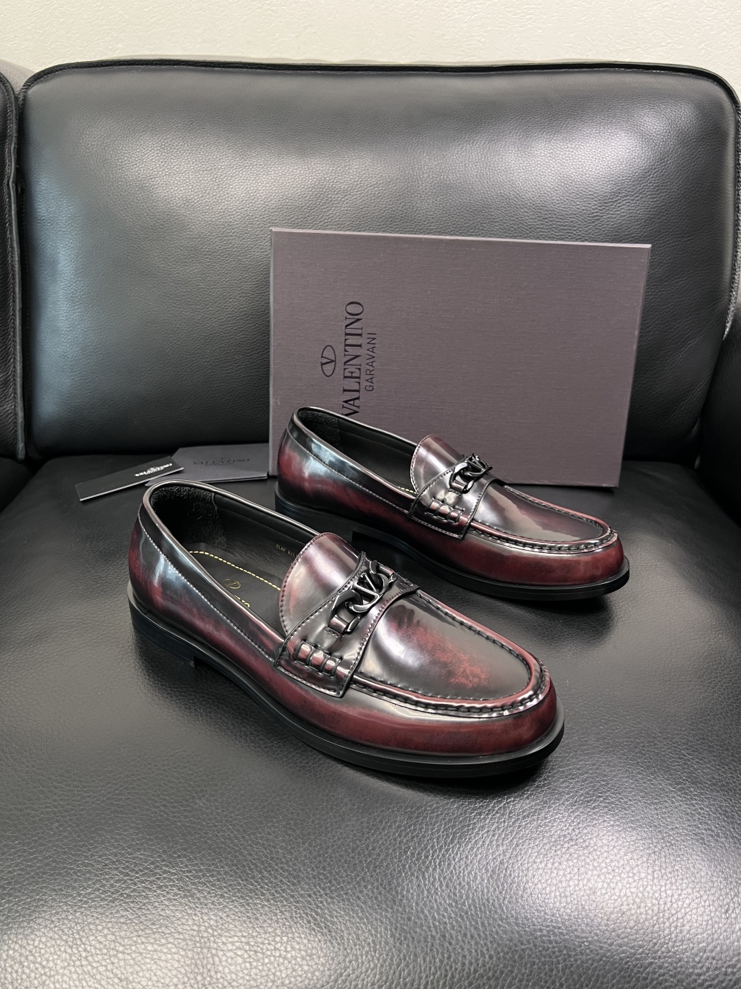 VALENTINO  高品质  顶级工艺品  华伦天奴，皮鞋专柜同步，鞋面意大利进口，高品质复杂工艺品，