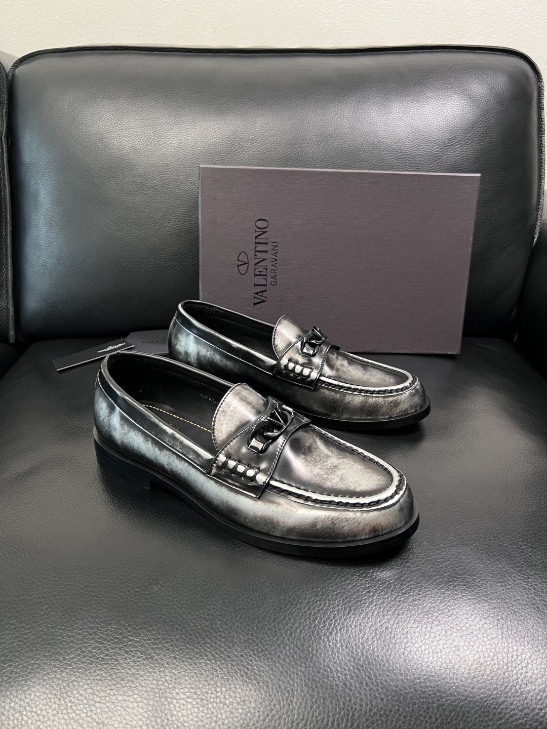 NO:833762,VALENTINO High-quality top crafts Valentino, leather shoes counter synchronization, uppers imported from Italy, high-quality complex crafts, imported cowhide linings are soft and comfortable, original soles are specially provided by the original factory, exclusive movable molded soles are super comfortable, original factory follow-up goods, code number 39-44 (customized 38 45), valentino, valentino, cowhide19860909VALENTINO 高品质 顶级工艺品 华伦天奴,皮鞋专柜同步,鞋面意大利进口,高品质复杂工艺品,进口牛皮里垫柔软舒适,鞋底原厂特供原版底,独家活动成型底超级舒适,原厂跟单货,码数 39-44（订做38 45）,,valentino,valentino,cowhide,Men's shoes