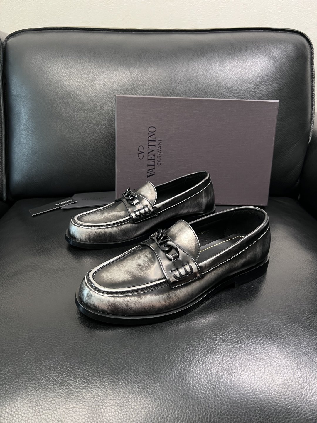 VALENTINO  高品质  顶级工艺品  华伦天奴，皮鞋专柜同步，鞋面意大利进口，高品质复杂工艺品，