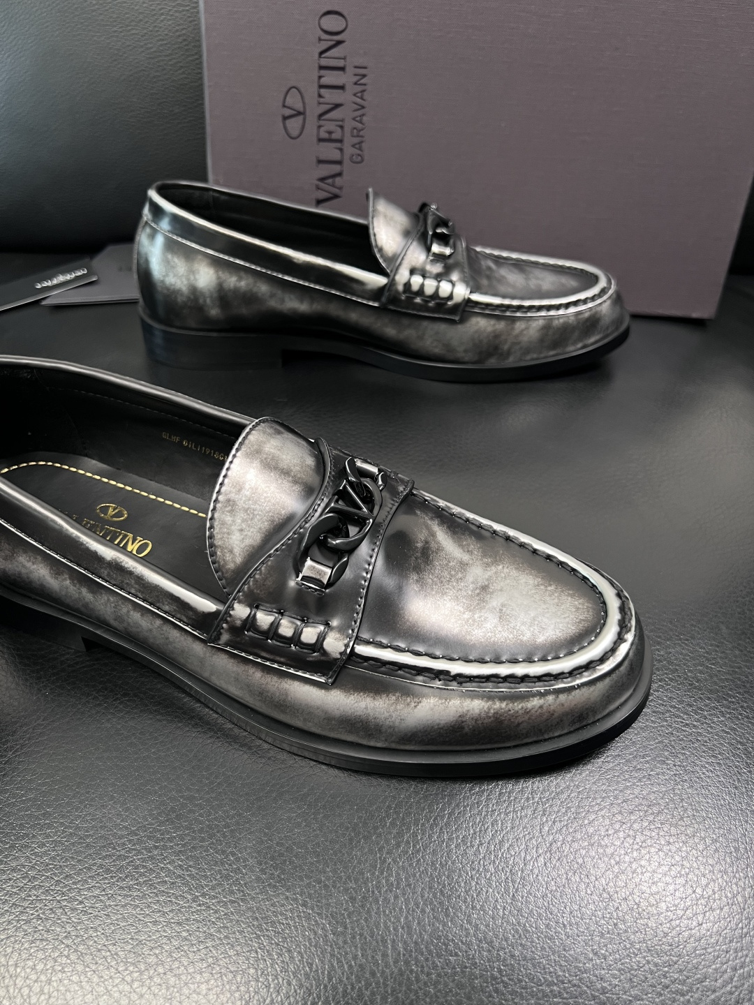 VALENTINO  高品质  顶级工艺品  华伦天奴，皮鞋专柜同步，鞋面意大利进口，高品质复杂工艺品，