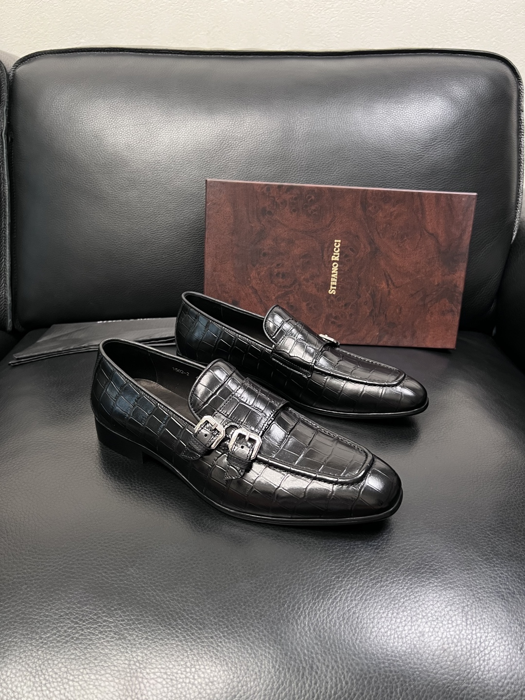 NO:833767,StefanoRicci is a high-quality top purchasing agent at the leather shoe counter of Stefano Ricci. The uppers are imported cowhide fabrics from Italy, and the imported water-dyed cowhide linings are made. The soles are specially provided by the original factory. The exclusive molded soles are super comfortable. The original factory follows the order. The code number is 39-44 (custom-made 38 45 46),,cowhide19860909StefanoRicci 高品质 顶级代购史蒂芬 劳尼治 皮鞋专柜新品同步,鞋面意大利进口牛皮面料,进口水染牛皮内里垫,鞋底原厂特供原版底,独家活动成型底超级舒适,原厂跟单货,码数 39-44（订做 38 45 46）,,cowhide,Men's shoes