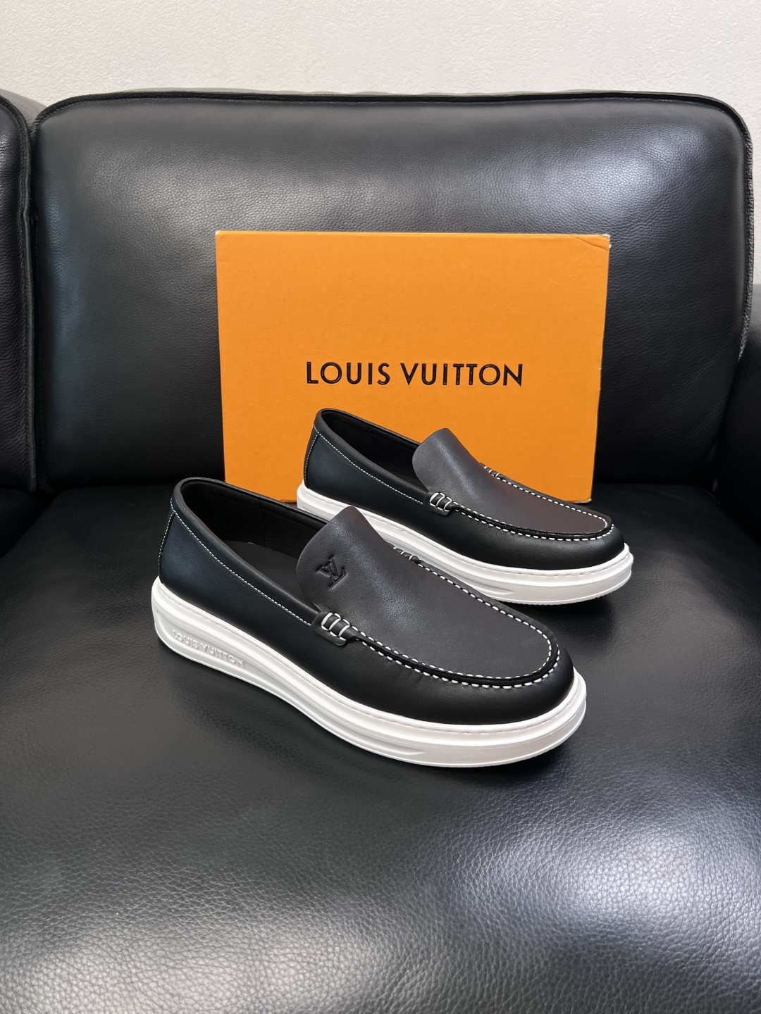 Lv  高品质  顶级工艺品  路易威登，运动板鞋专柜同步，鞋面意大利进口，高品质拼接缤纷色彩复杂工艺品