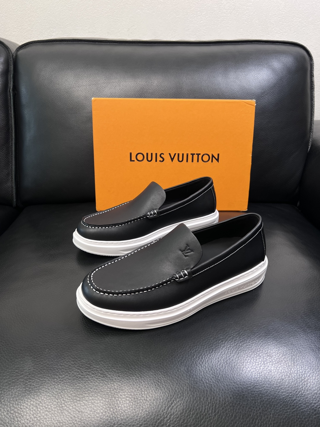Lv  高品质  顶级工艺品  路易威登，运动板鞋专柜同步，鞋面意大利进口，高品质拼接缤纷色彩复杂工艺品