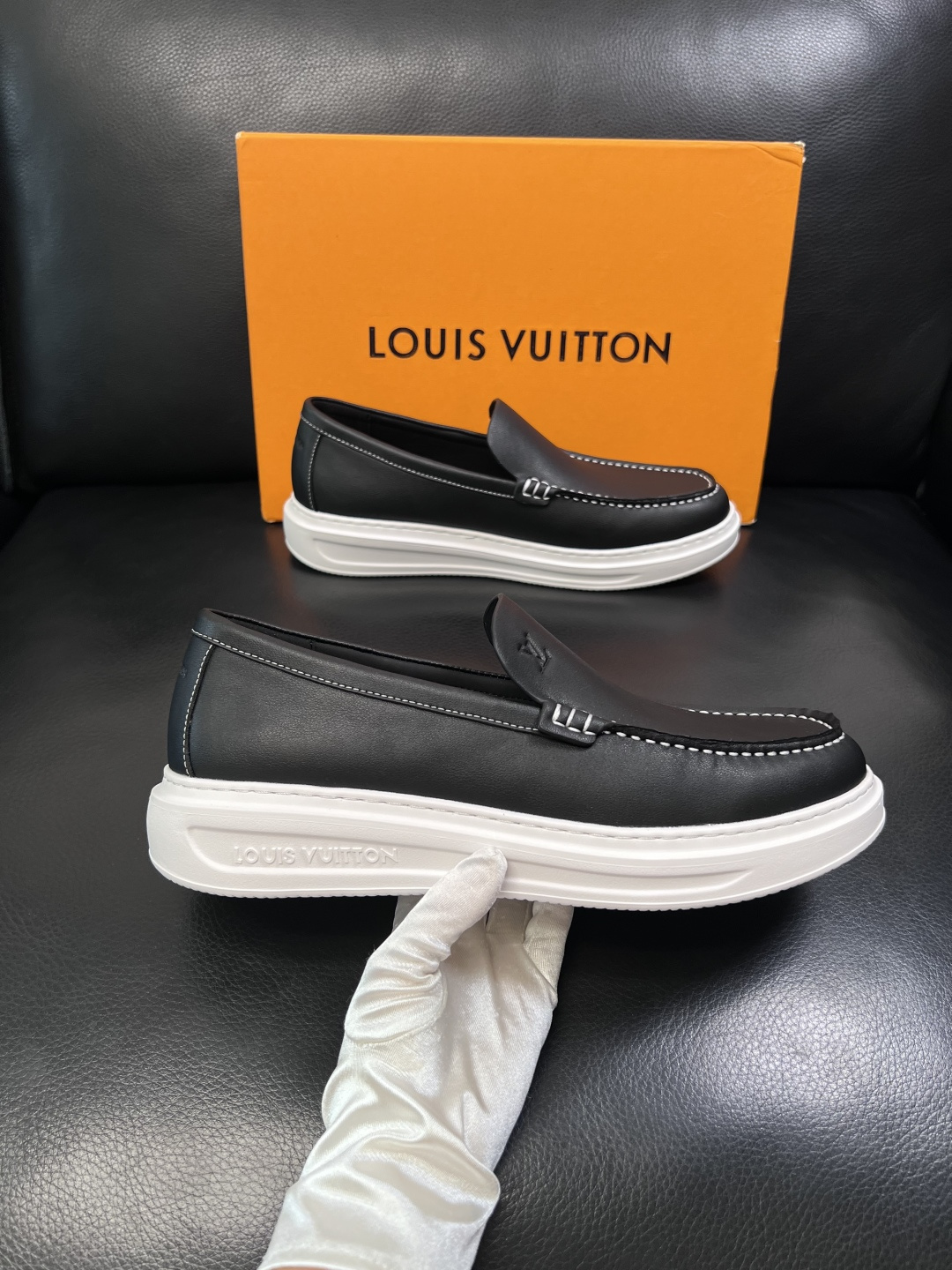 Lv  高品质  顶级工艺品  路易威登，运动板鞋专柜同步，鞋面意大利进口，高品质拼接缤纷色彩复杂工艺品
