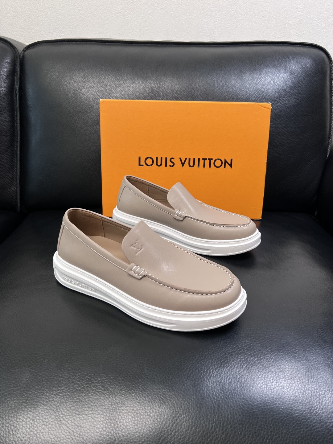 Lv  高品质  顶级工艺品  路易威登，运动板鞋专柜同步，鞋面意大利进口，高品质拼接缤纷色彩复杂工艺品
