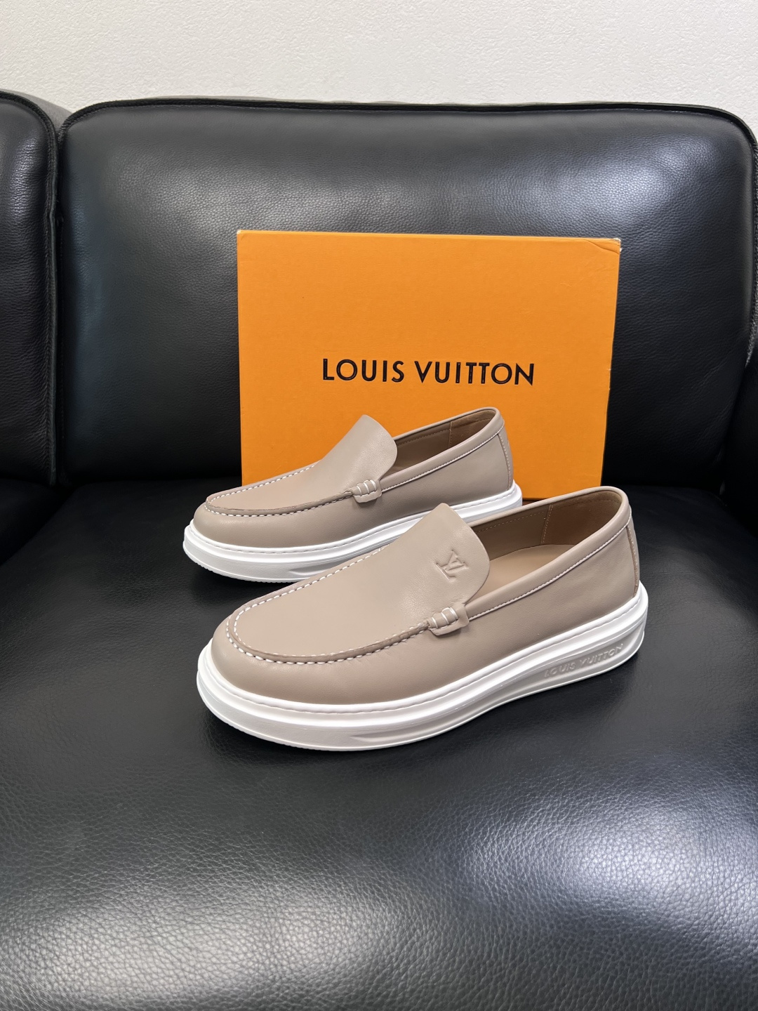 Lv  高品质  顶级工艺品  路易威登，运动板鞋专柜同步，鞋面意大利进口，高品质拼接缤纷色彩复杂工艺品