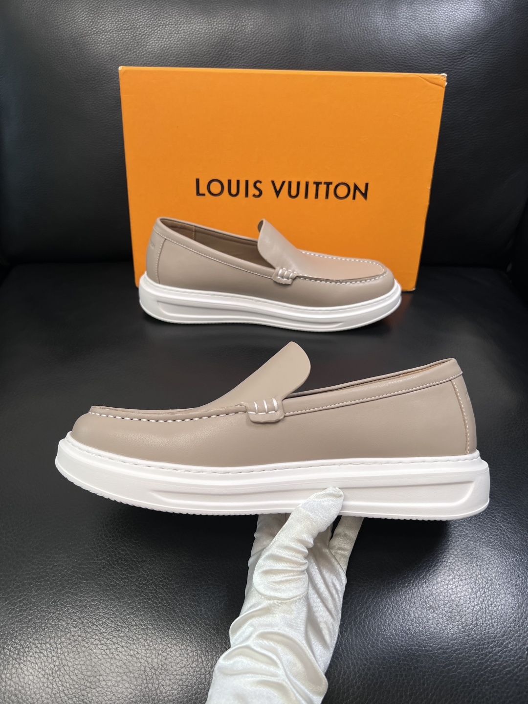 Lv  高品质  顶级工艺品  路易威登，运动板鞋专柜同步，鞋面意大利进口，高品质拼接缤纷色彩复杂工艺品