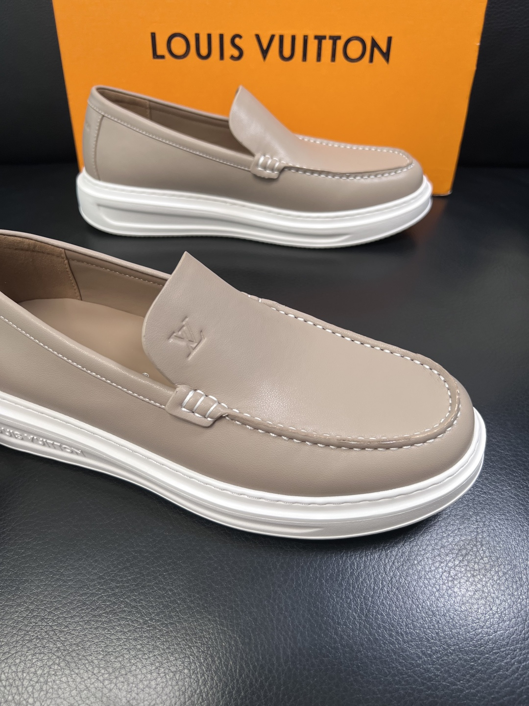 Lv  高品质  顶级工艺品  路易威登，运动板鞋专柜同步，鞋面意大利进口，高品质拼接缤纷色彩复杂工艺品