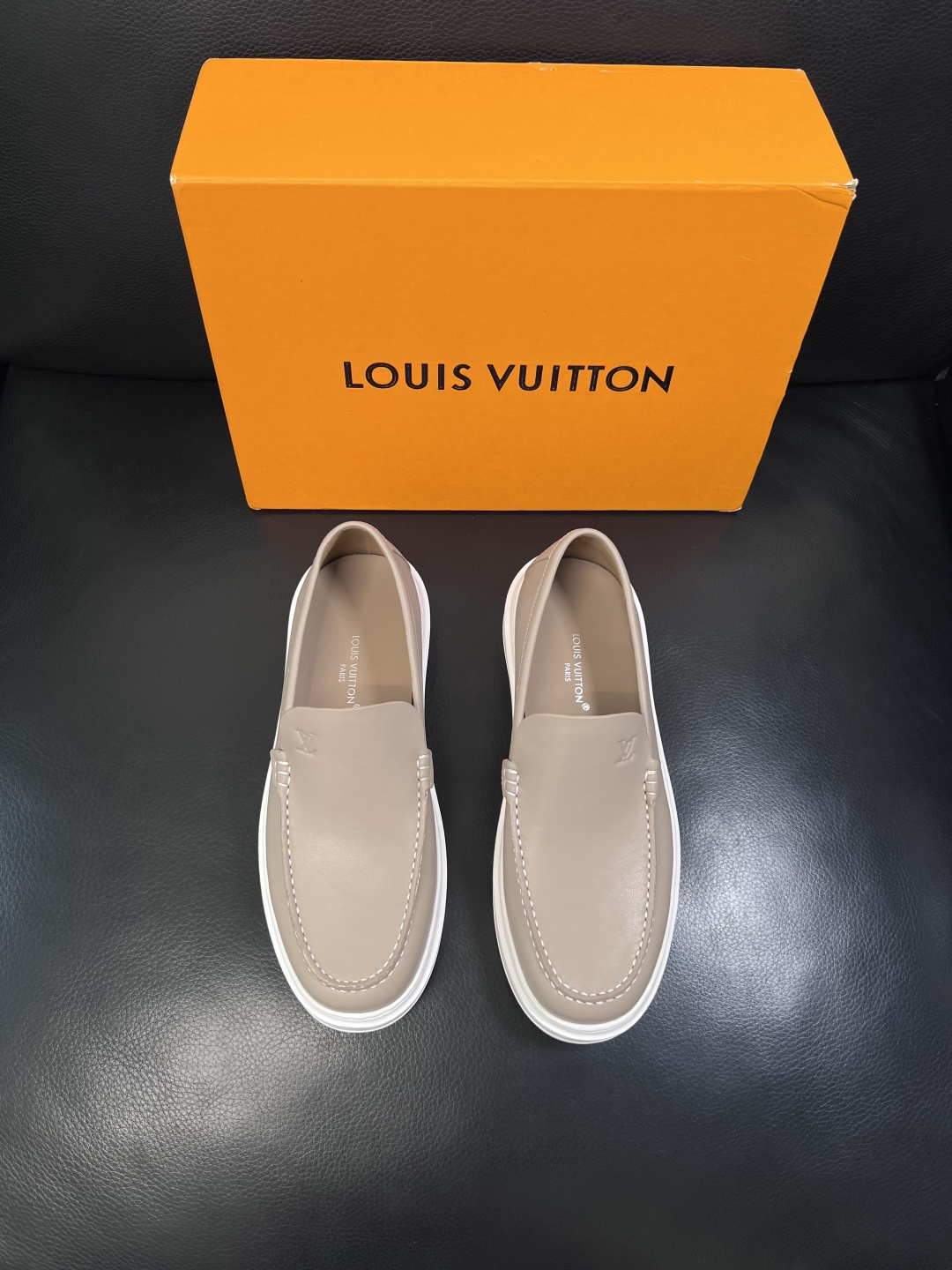 Lv  高品质  顶级工艺品  路易威登，运动板鞋专柜同步，鞋面意大利进口，高品质拼接缤纷色彩复杂工艺品
