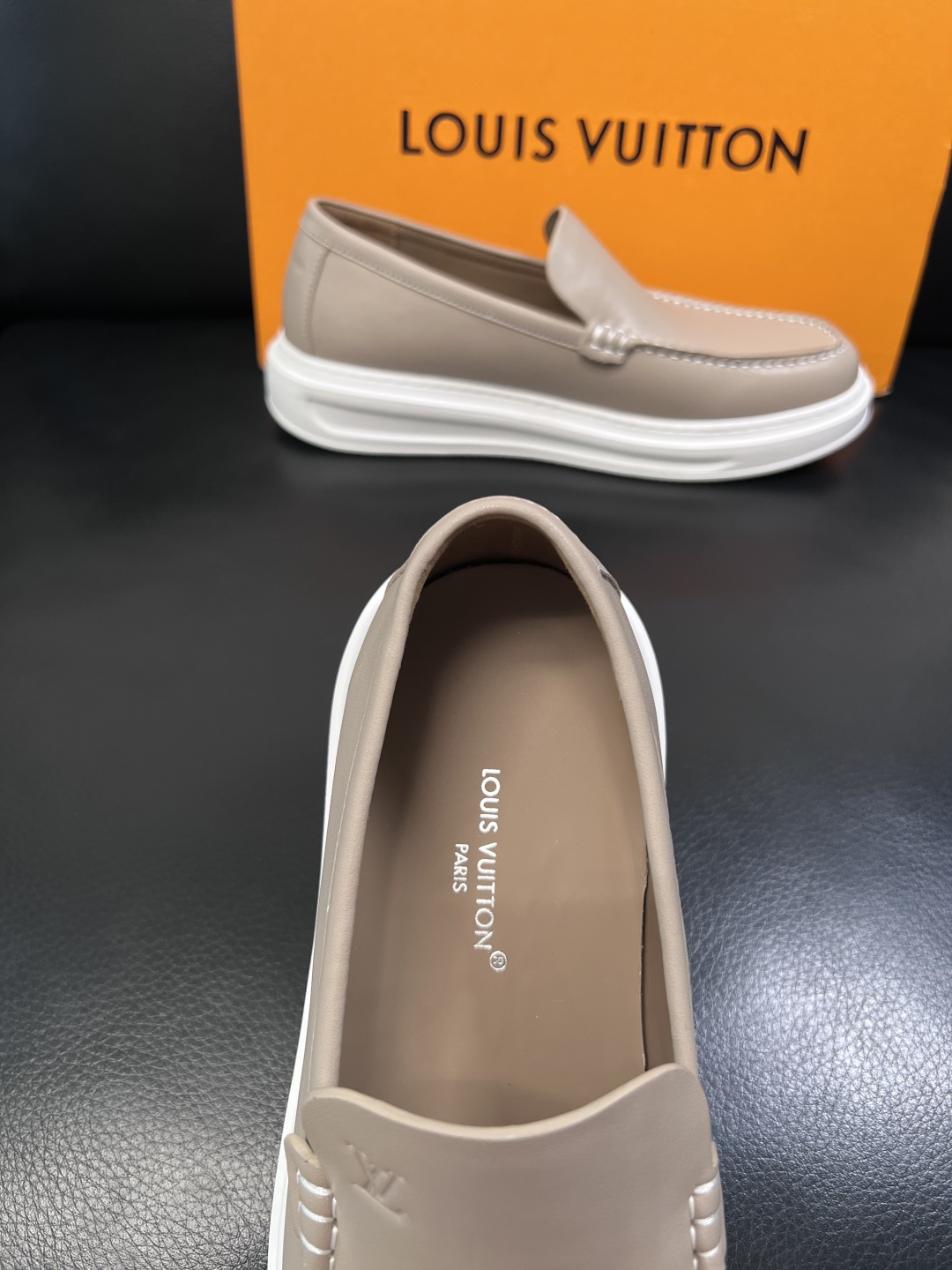 Lv  高品质  顶级工艺品  路易威登，运动板鞋专柜同步，鞋面意大利进口，高品质拼接缤纷色彩复杂工艺品