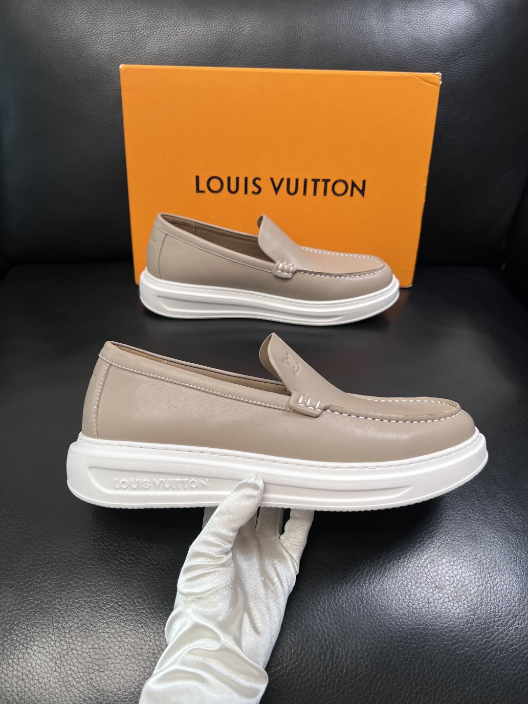 Lv  高品质  顶级工艺品  路易威登，运动板鞋专柜同步，鞋面意大利进口，高品质拼接缤纷色彩复杂工艺品