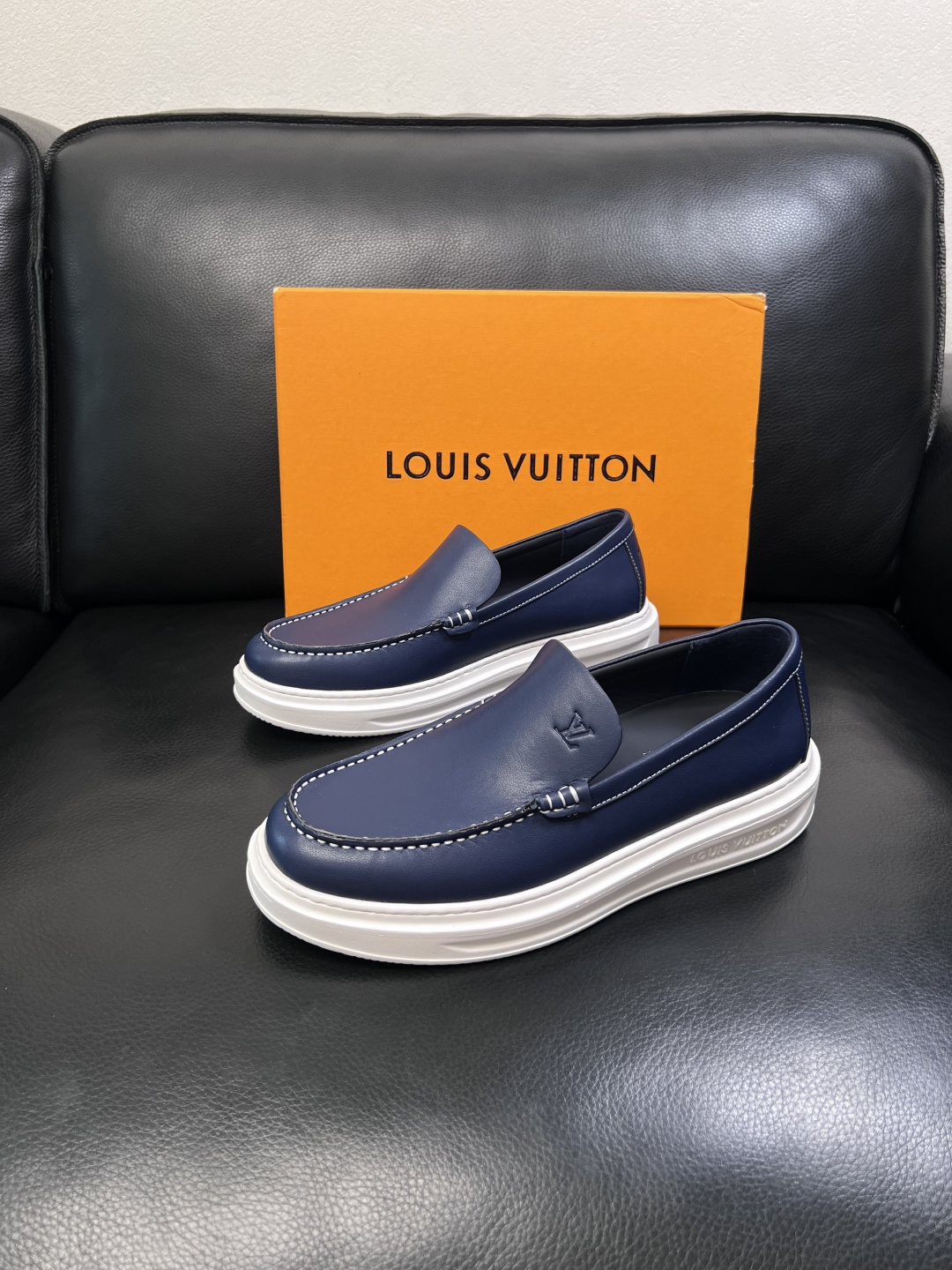 Lv  高品质  顶级工艺品  路易威登，运动板鞋专柜同步，鞋面意大利进口，高品质拼接缤纷色彩复杂工艺品