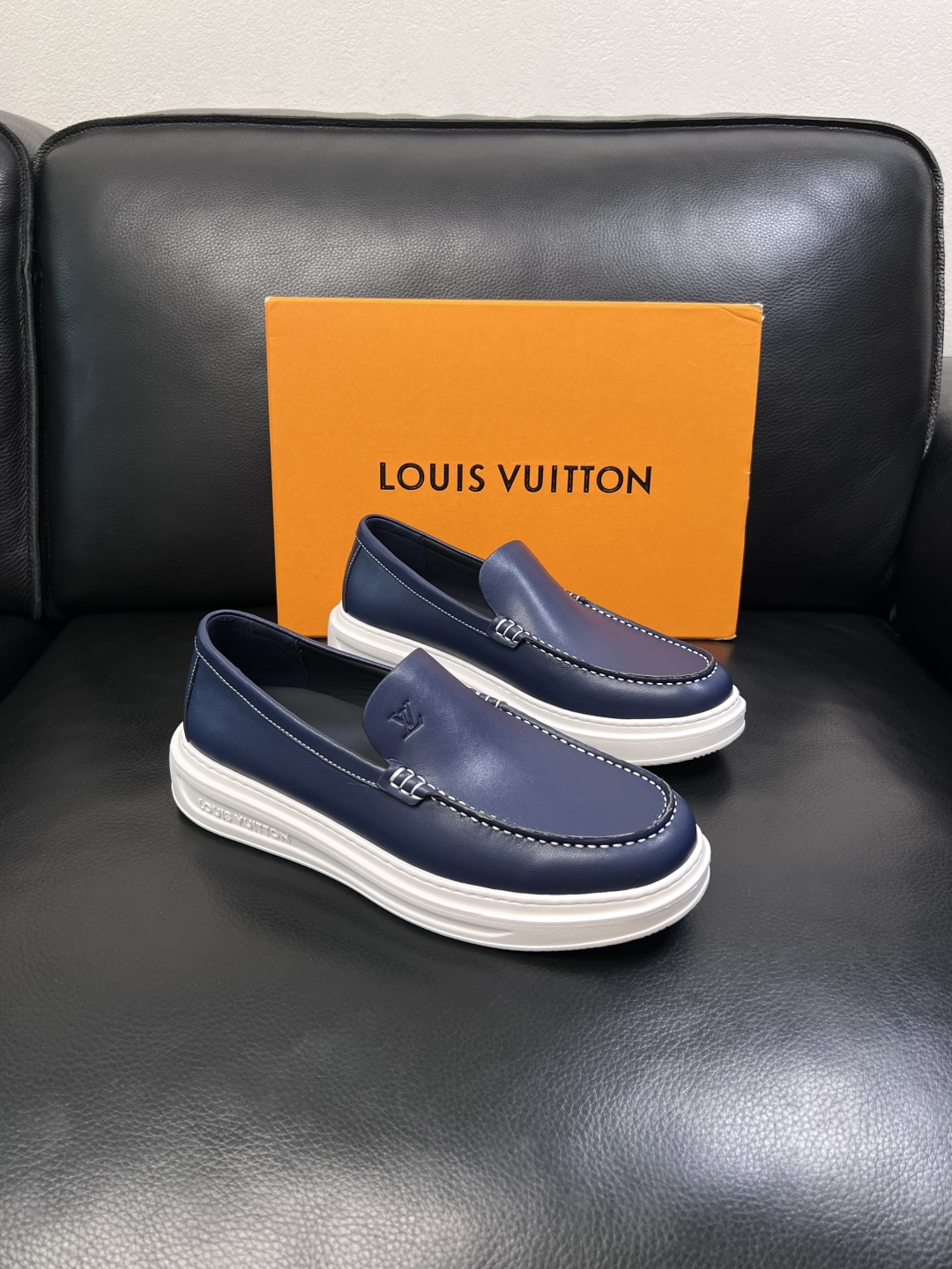 Lv  高品质  顶级工艺品  路易威登，运动板鞋专柜同步，鞋面意大利进口，高品质拼接缤纷色彩复杂工艺品